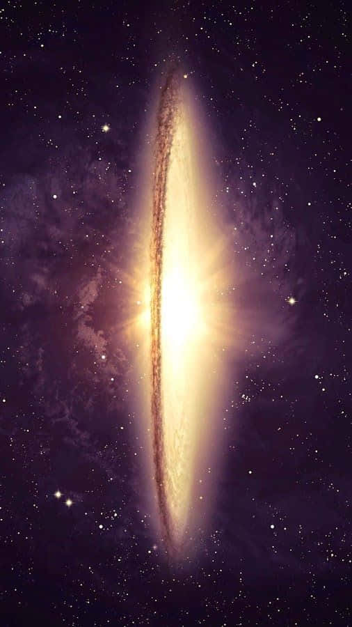 Elliptical Galaxy 桌布 壁紙 — 一個明亮的螺旋星系在深紫色星空中閃耀著金色光芒。