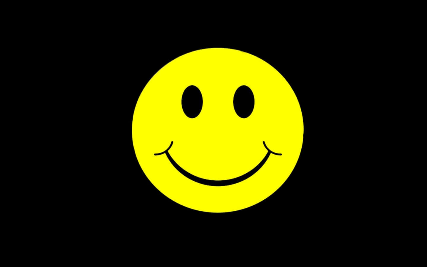 Smiley 桌布 壁紙 — 一個明亮的黃色笑臉，帶有黑色眼睛和彎曲的嘴巴，居中在純黑色背景上。