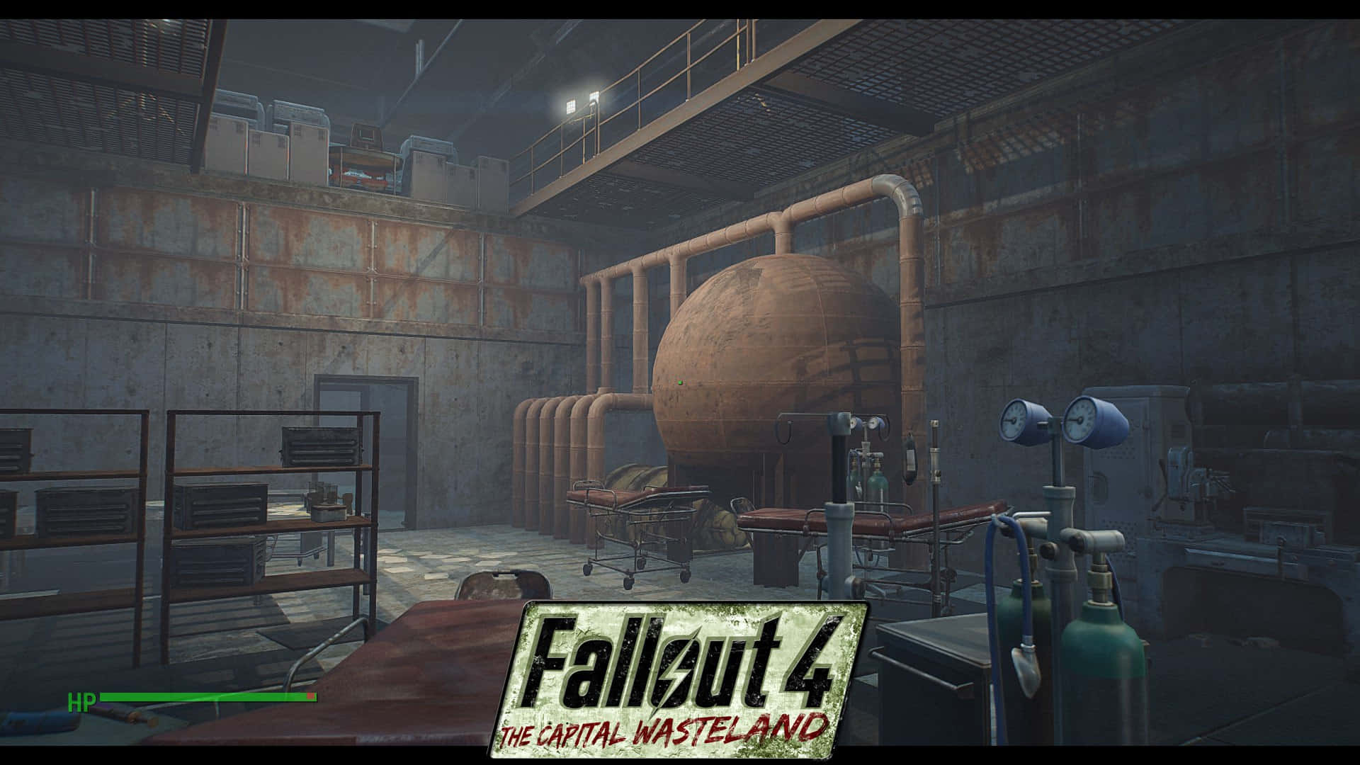 Fallout 4 The Capital Wasteland 桌布 壁紙 — 一個昏暗、生鏽的工業房間，處於末日後環境，配有醫療設備和一個大型球形儲罐。