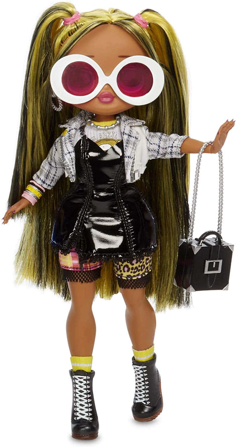 Lol Doll 桌布 壁紙 — 一個時尚前衛的娃娃，長長的金髮紮成辮子，戴著超大的粉紅色太陽眼鏡，穿著格仔外套和豹紋短褲，手持一個黑色手袋。