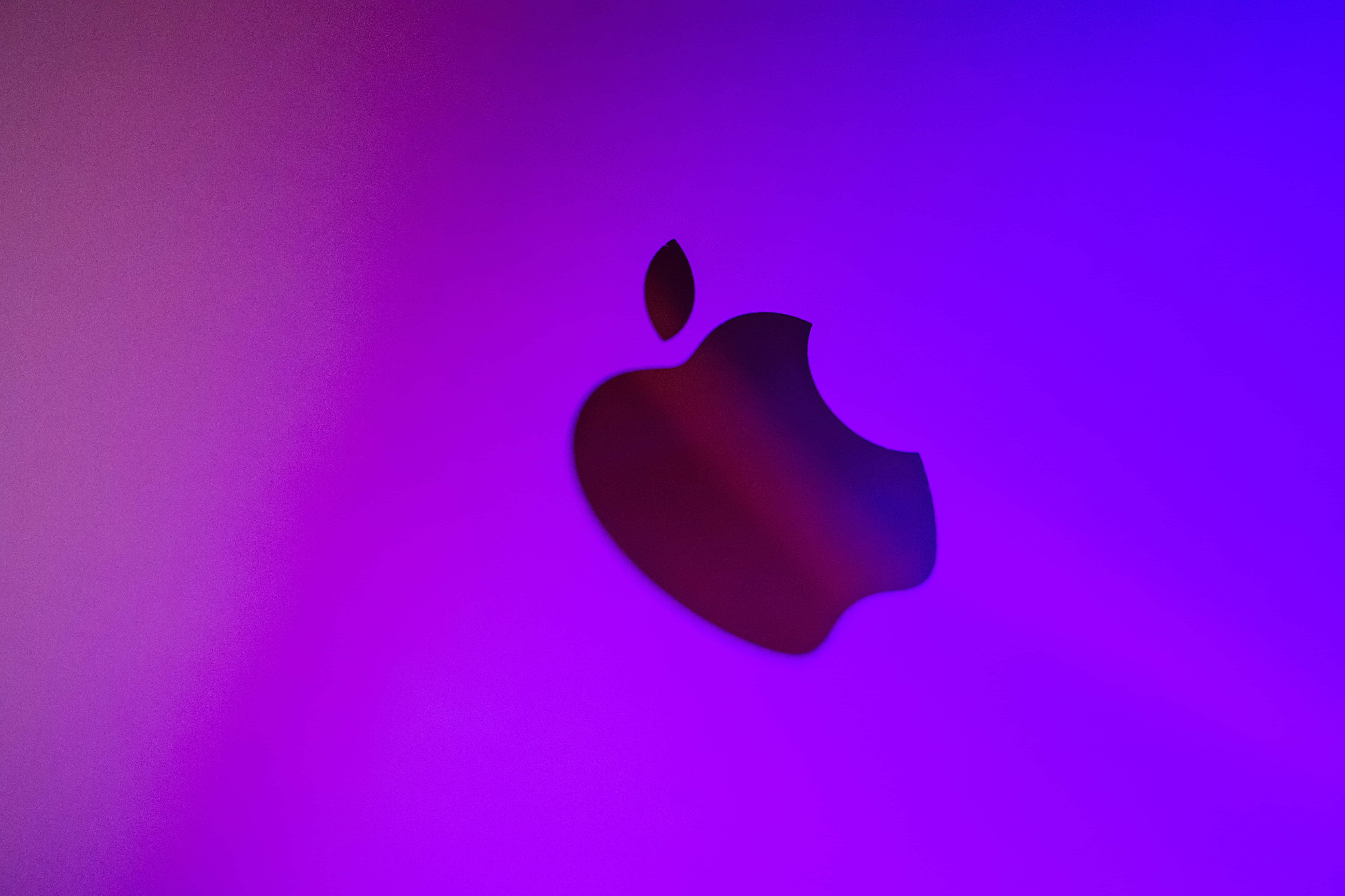 蘋果標誌 桌布 壁紙 — 一個時尚的Apple標誌剪影在紫色和洋紅色的鮮豔漸變中發光。