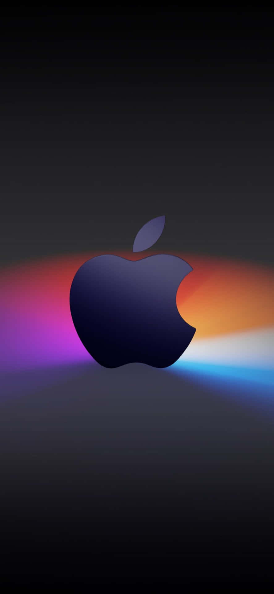 iPhone 11 Pro 桌布 壁紙 — 一個時尚的Apple標誌在深色漸變背景上散發出充滿活力的彩虹光芒。