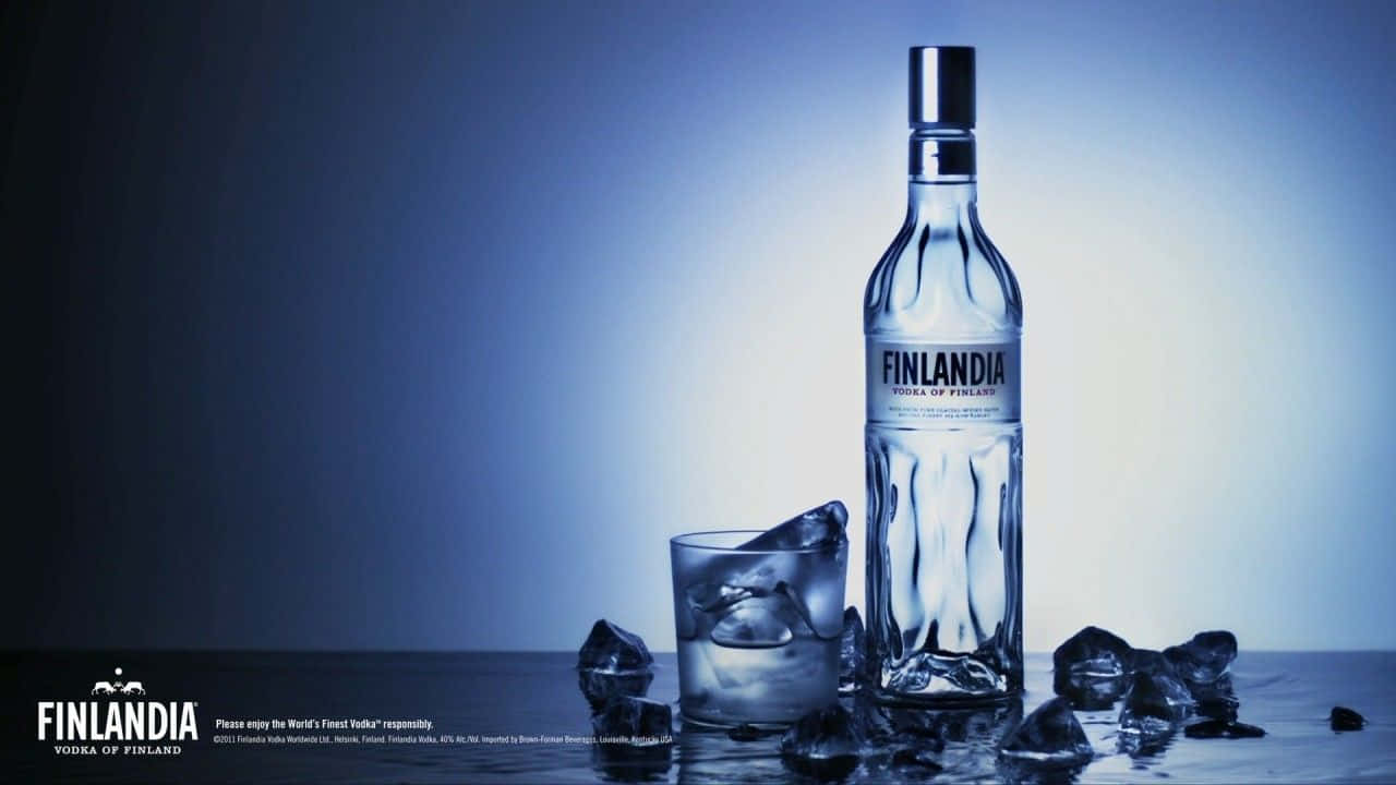 alcohol 桌布 壁紙 — 一個時尚的Finlandia伏特加酒瓶放在一杯冰塊旁邊，背景是清涼的藍色漸變。