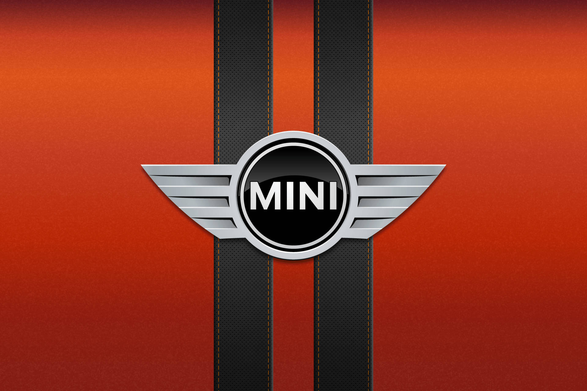 Mini Cooper 桌布 壁紙 — 一個時尚的MINI標誌，帶有銀色翅膀，居中在充滿活力的橙色背景上，兩側有黑色賽車條紋。