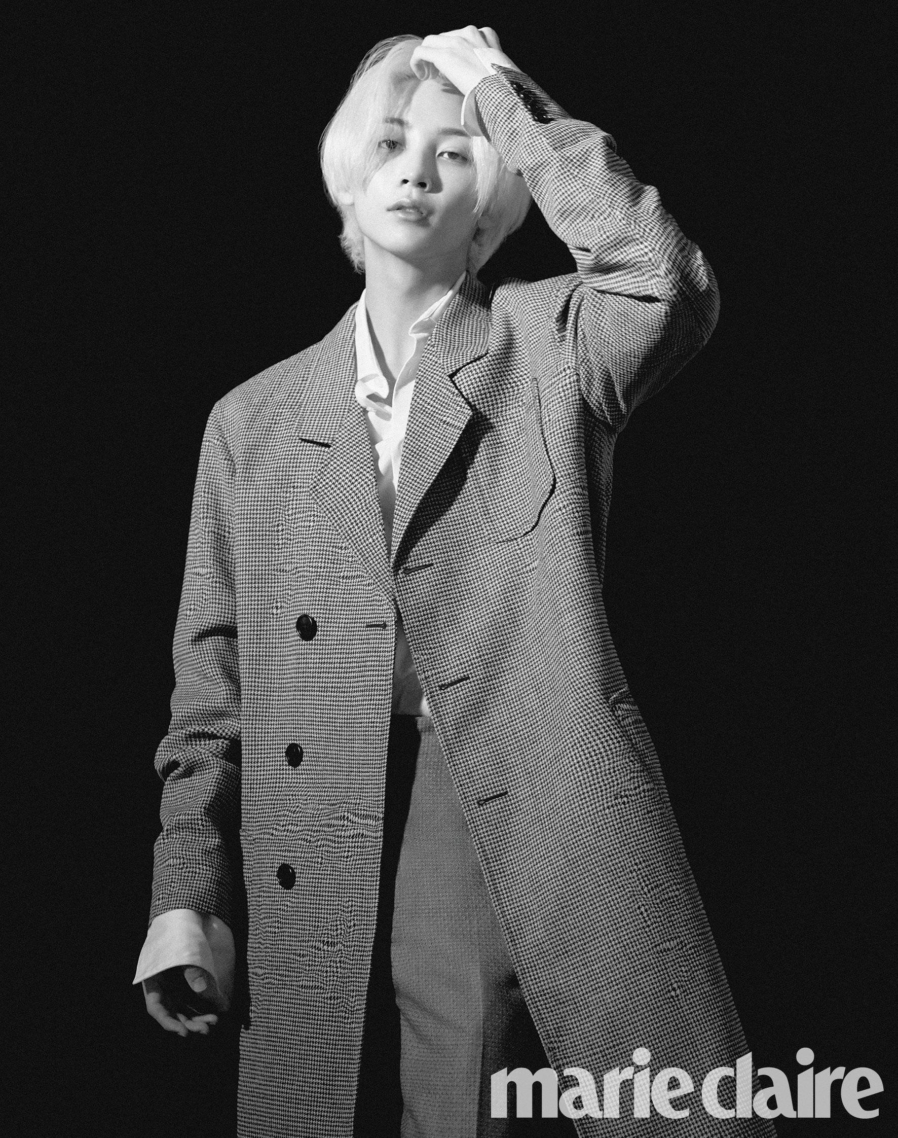 Yoon Jeonghan For Marie Claire 壁紙 — 一個時尚的人，擁有一頭鉑金色頭髮，穿著格子大衣在黑色背景前擺姿勢。