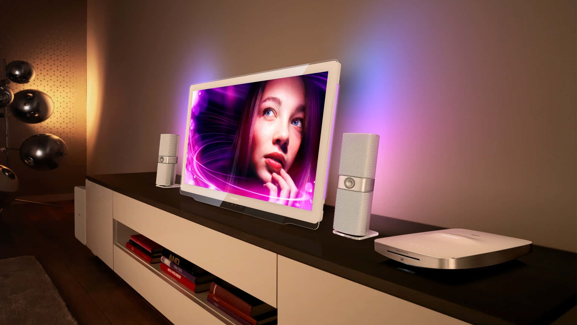 Television Set 桌布 壁紙 — 一個時尚的現代娛樂中心，配備發光的電視，在溫暖的環境燈光下顯示充滿活力的紫色肖像。