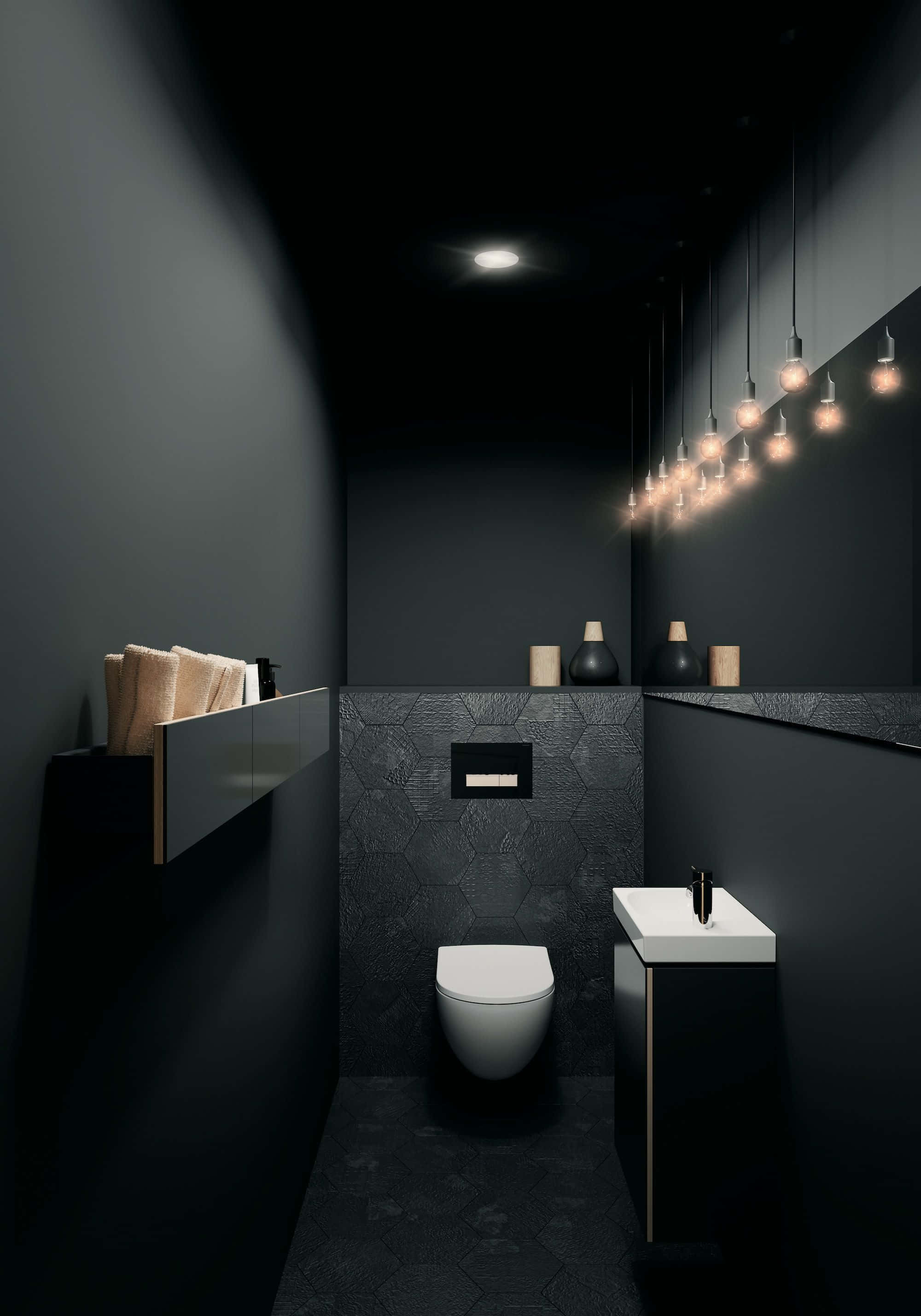 Toilet 桌布 壁紙 — 一個時尚的現代浴室，黑色牆壁和六角形瓷磚，由溫暖的吊燈照亮。