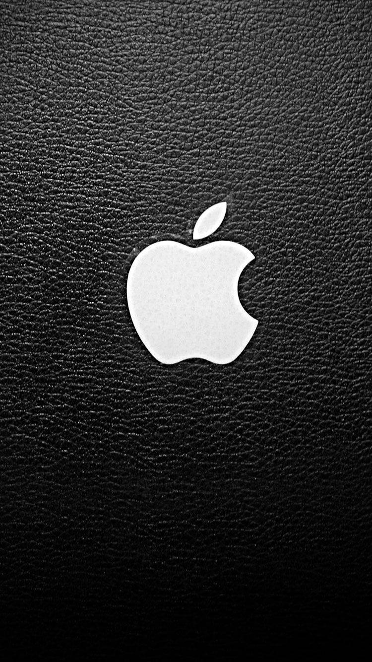 iPhone 桌布 壁紙 — 一個時尚的白色Apple標誌居中放置在帶有細微紋理細節的黑色皮革表面上。