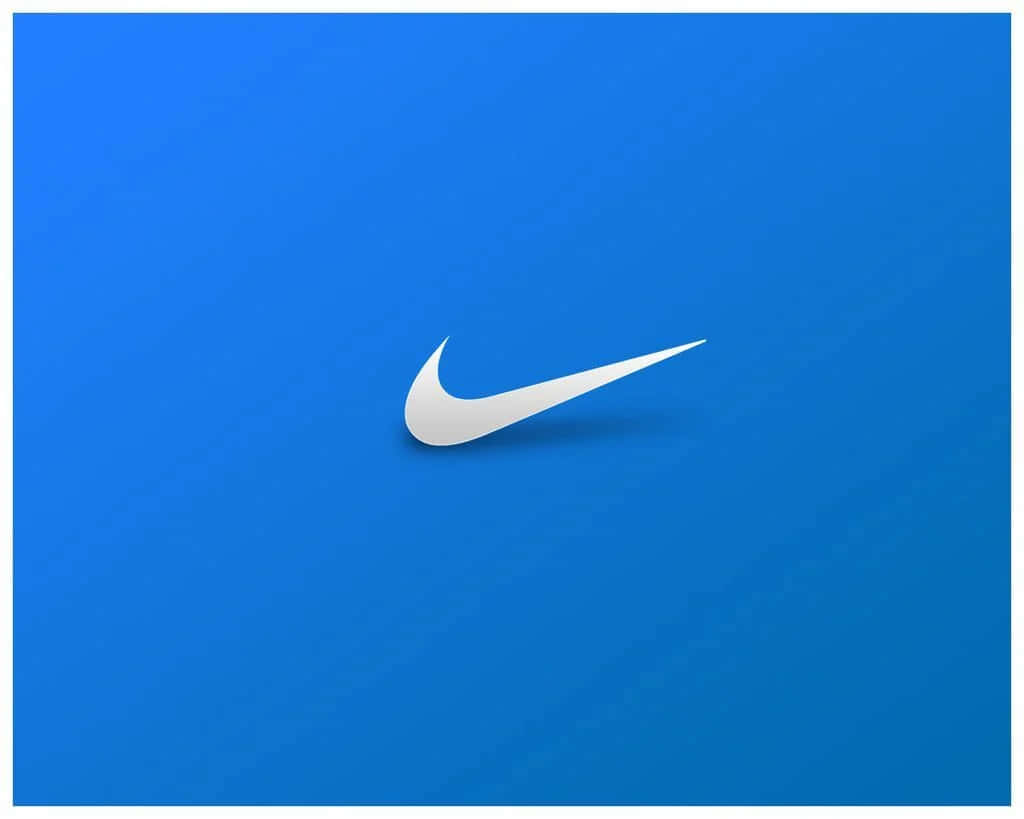 Blue Nike 桌布 壁紙 — 一個時尚的白色Nike勾號標誌居中於純藍色漸變背景上，帶有微妙的陰影效果。