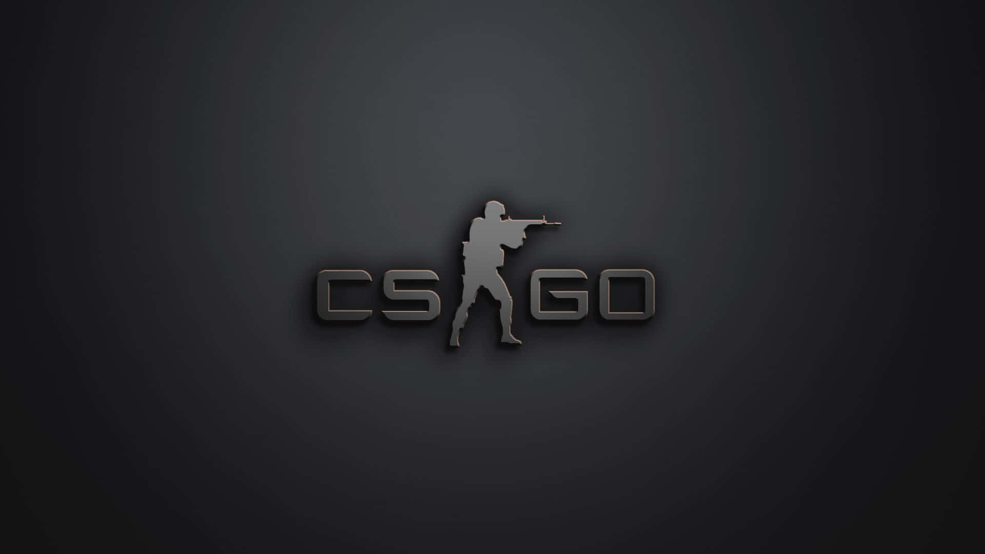 Cs 桌布 壁紙 — 一個時尚的金屬CS GO標誌，中央有一個持步槍的士兵剪影，背景為深色漸變。