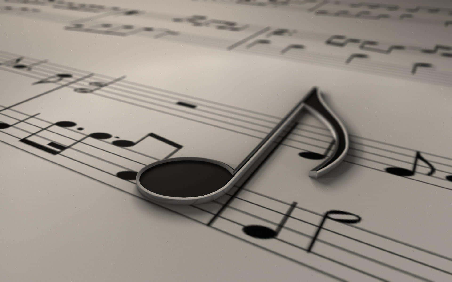 Black And White Music 桌布 壁紙 — 一個時尚的金屬音符放在一張印刷樂譜上，焦點清晰，景深較淺。