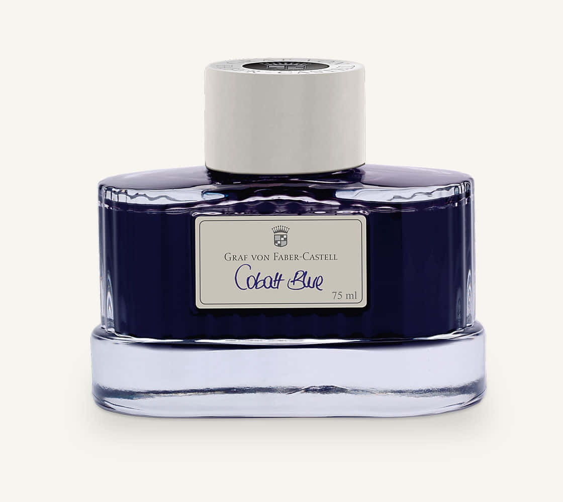 Cobalt Blue 桌布 壁紙 — 一個時尚的鈷藍色墨水瓶，帶有銀色蓋子和奶油色標籤，在柔和的米白色背景中央放置。