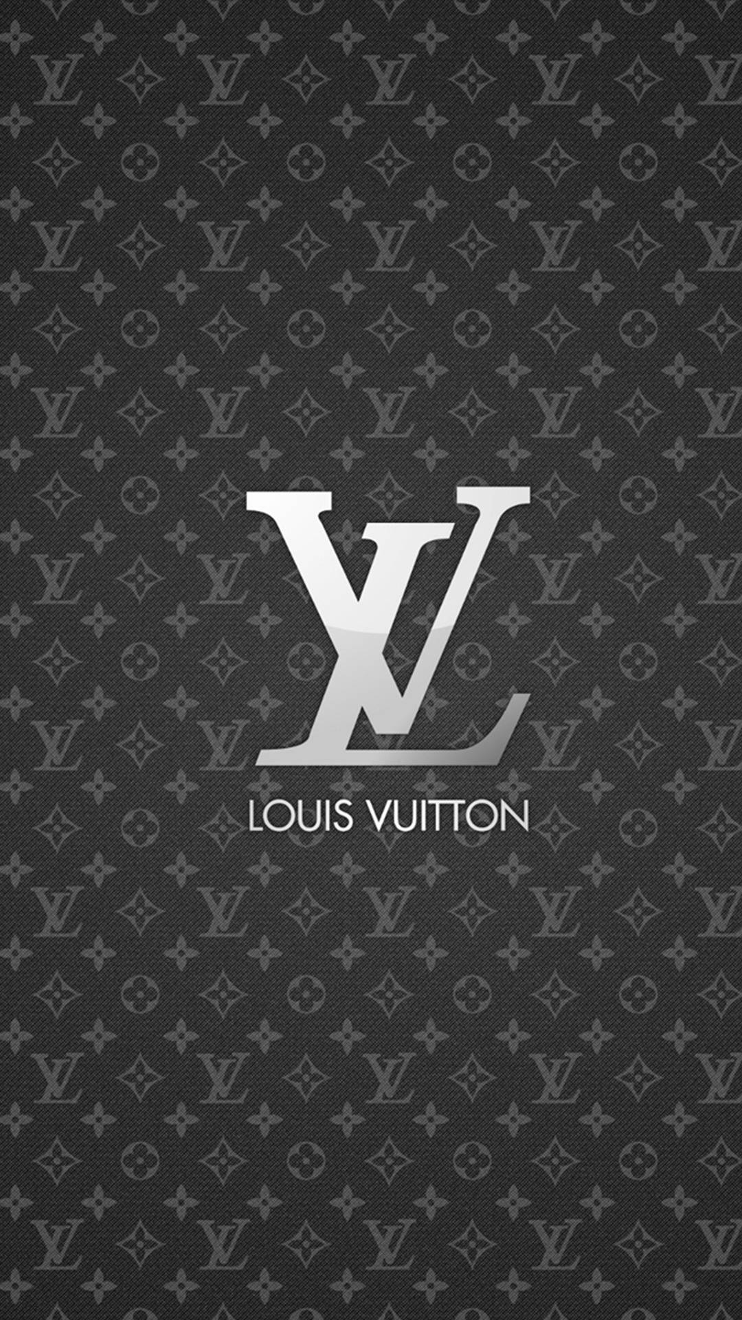 路易威登 桌布 壁紙 — 一個時尚的銀色 Louis Vuitton 標誌，居中放置在深灰色字母組合圖案背景上。