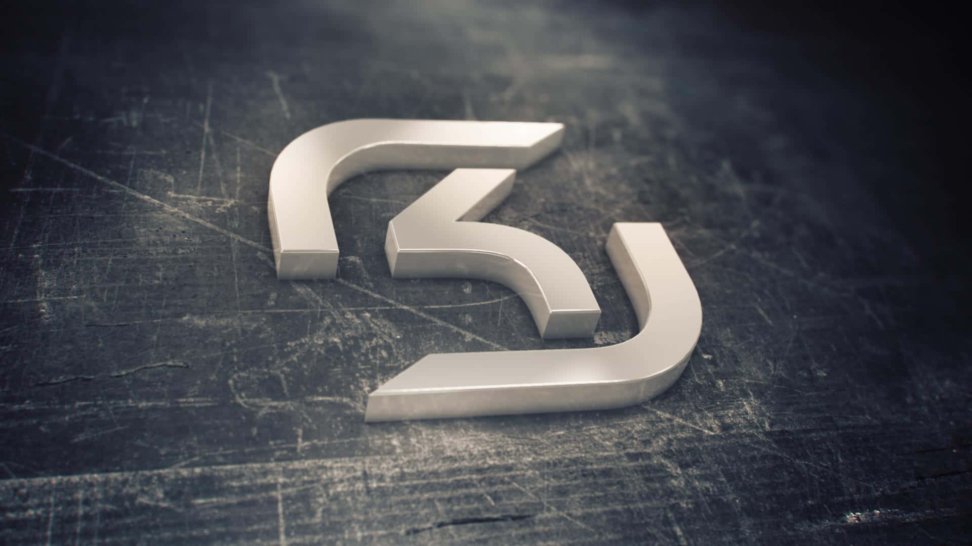Sk Gaming 桌布 壁紙 — 一個時尚的銀色3D標誌放置在帶有刮痕的深色金屬表面上，在戲劇性的燈光下。