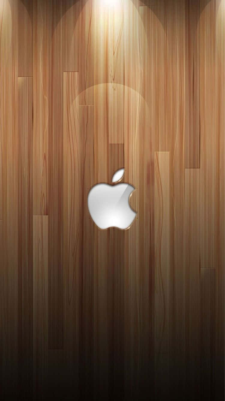 iPhone 6s 桌布 壁紙 — 一個時尚的銀色Apple標誌，置中於溫暖木紋面板背景上，配以柔和聚光燈照明。