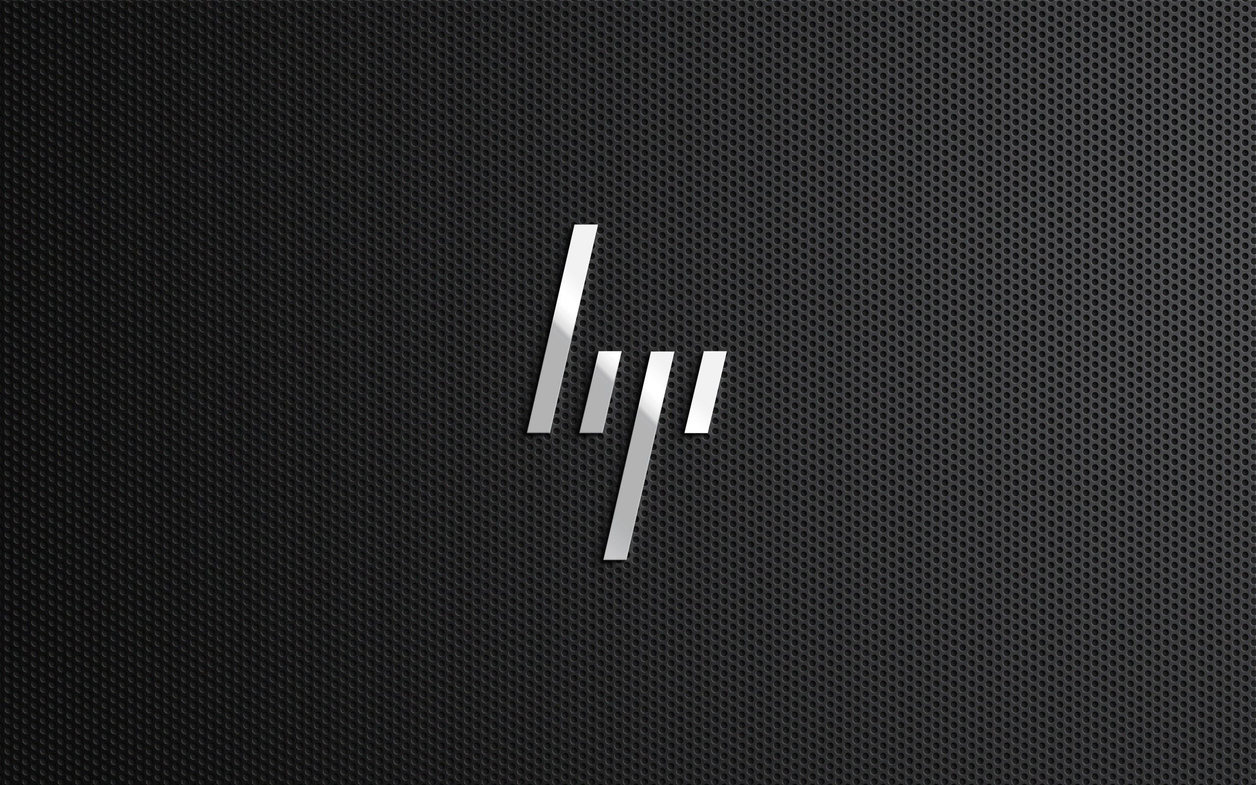 HP 桌布 壁紙 — 一個時尚的銀色HP標誌，置於帶有質感的黑色穿孔表面上，並帶有微妙的燈光高光。