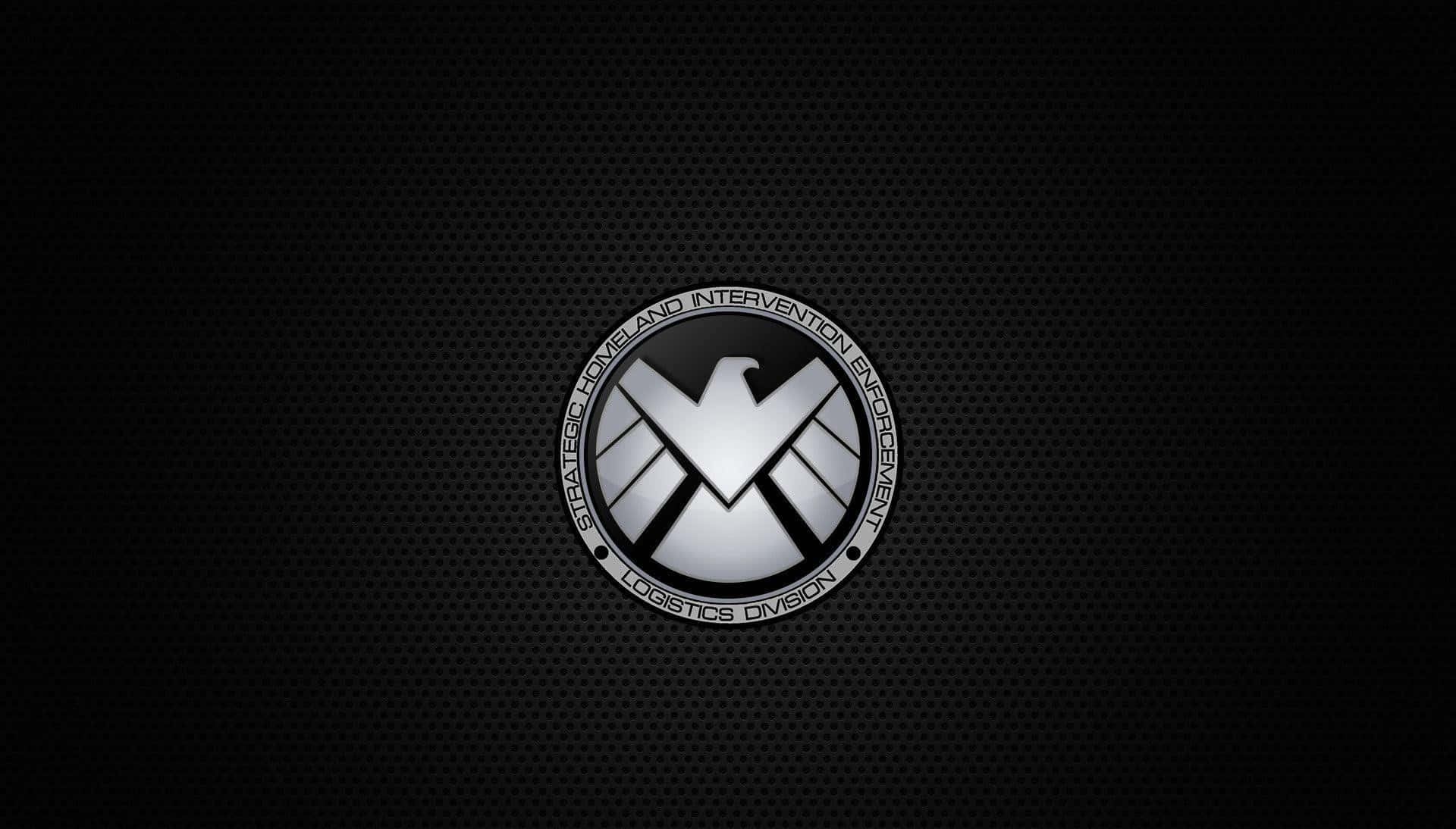 shield 桌布 壁紙 — 一個時尚的銀色SHIELD標誌，居中在帶有金屬光澤的黑色穿孔金屬背景上。