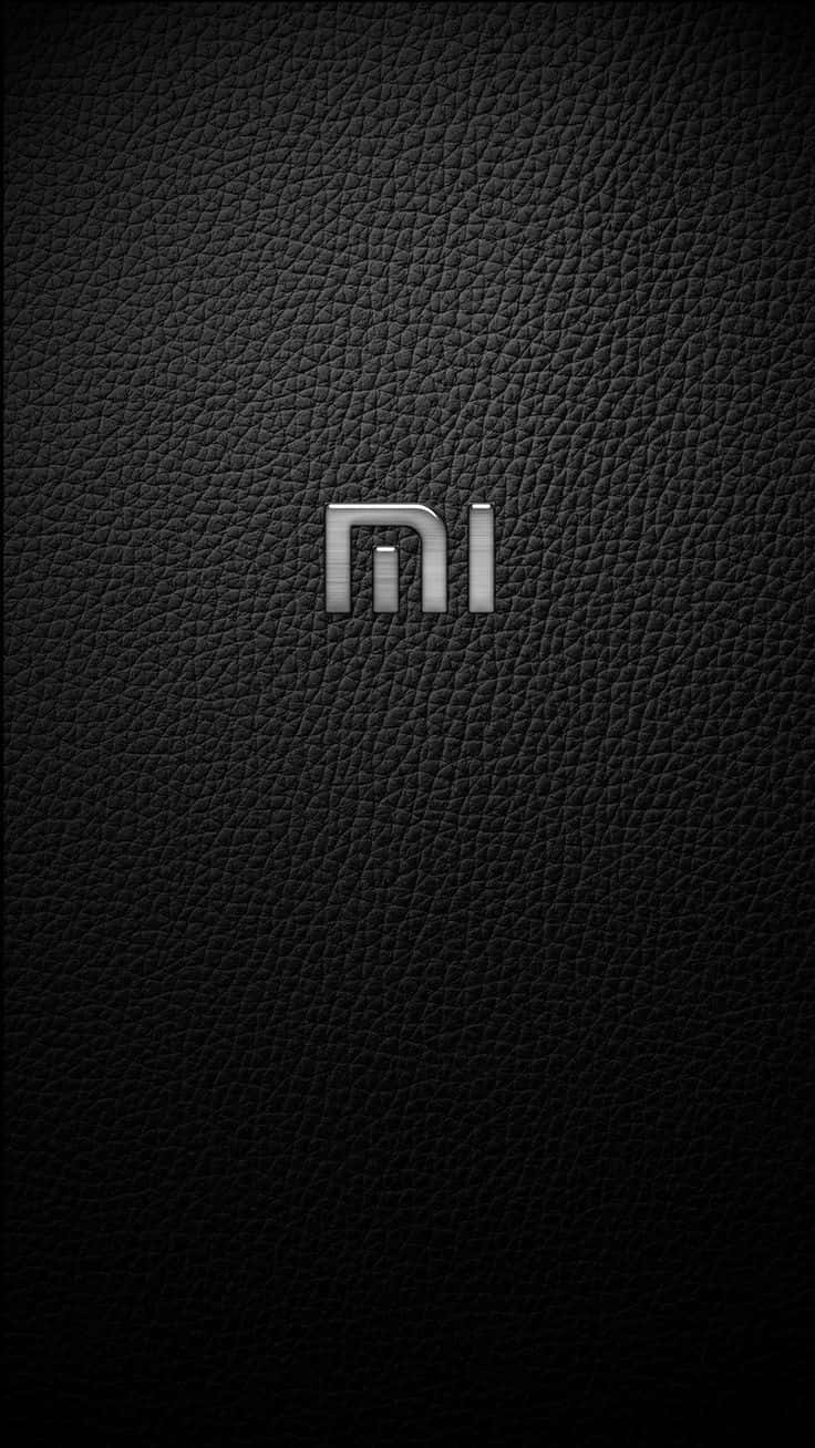 銀色Xiaomi標誌在黑色皮革紋理背景上。 — 粉紅色 iPhone 壁紙