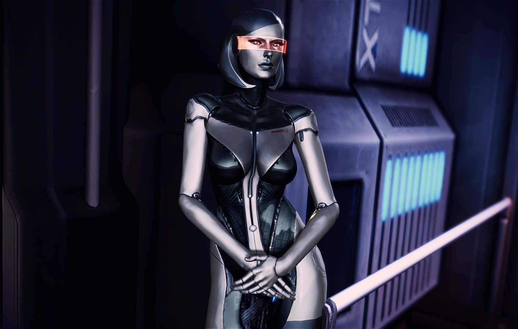 Mass Effect Edi 桌布 壁紙 — 一個時尚的銀色機械人，帶有發光的紅色護目鏡，站在一個昏暗的未來控制室中，周圍有藍色全息面板。