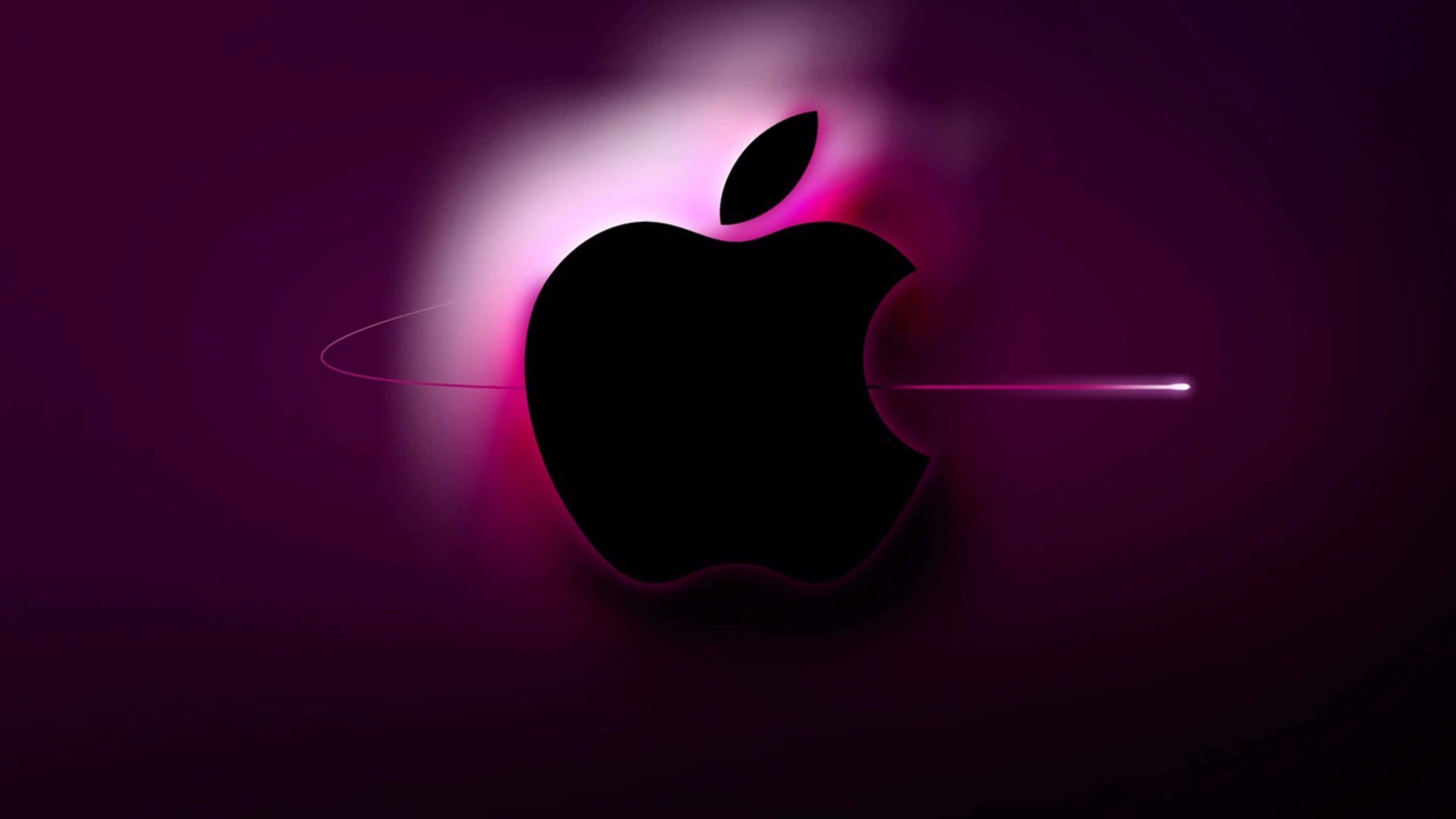 4K Apple 桌布 壁紙 — 一個時尚的黑色Apple標誌在深紫色漸變背景上發出鮮豔的洋紅色光芒。