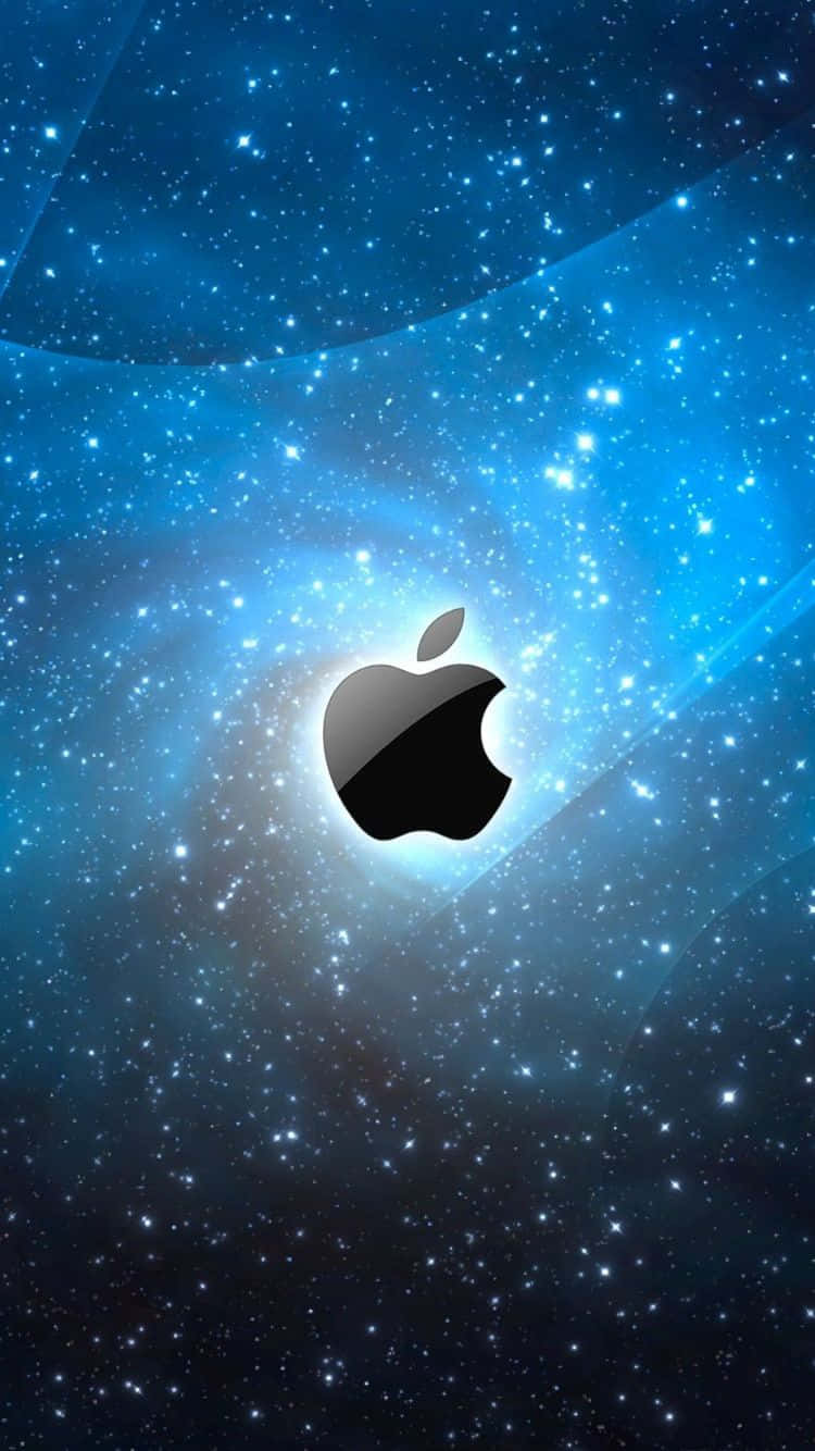iPhone 6s 桌布 壁紙 — 一個時尚的黑色Apple標誌漂浮在充滿閃爍星星和發光光線的鮮豔藍色宇宙星雲中。