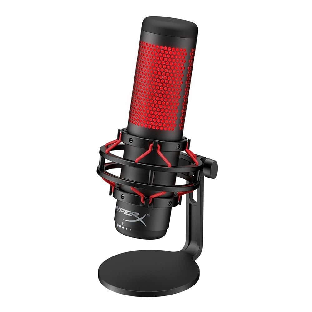 Microphone 桌布 壁紙 — 一個時尚的黑色HyperX電容咪高峰，帶有紅色六角形網格和紅色懸掛線，立在堅固的底座上，背景是乾淨的白色。