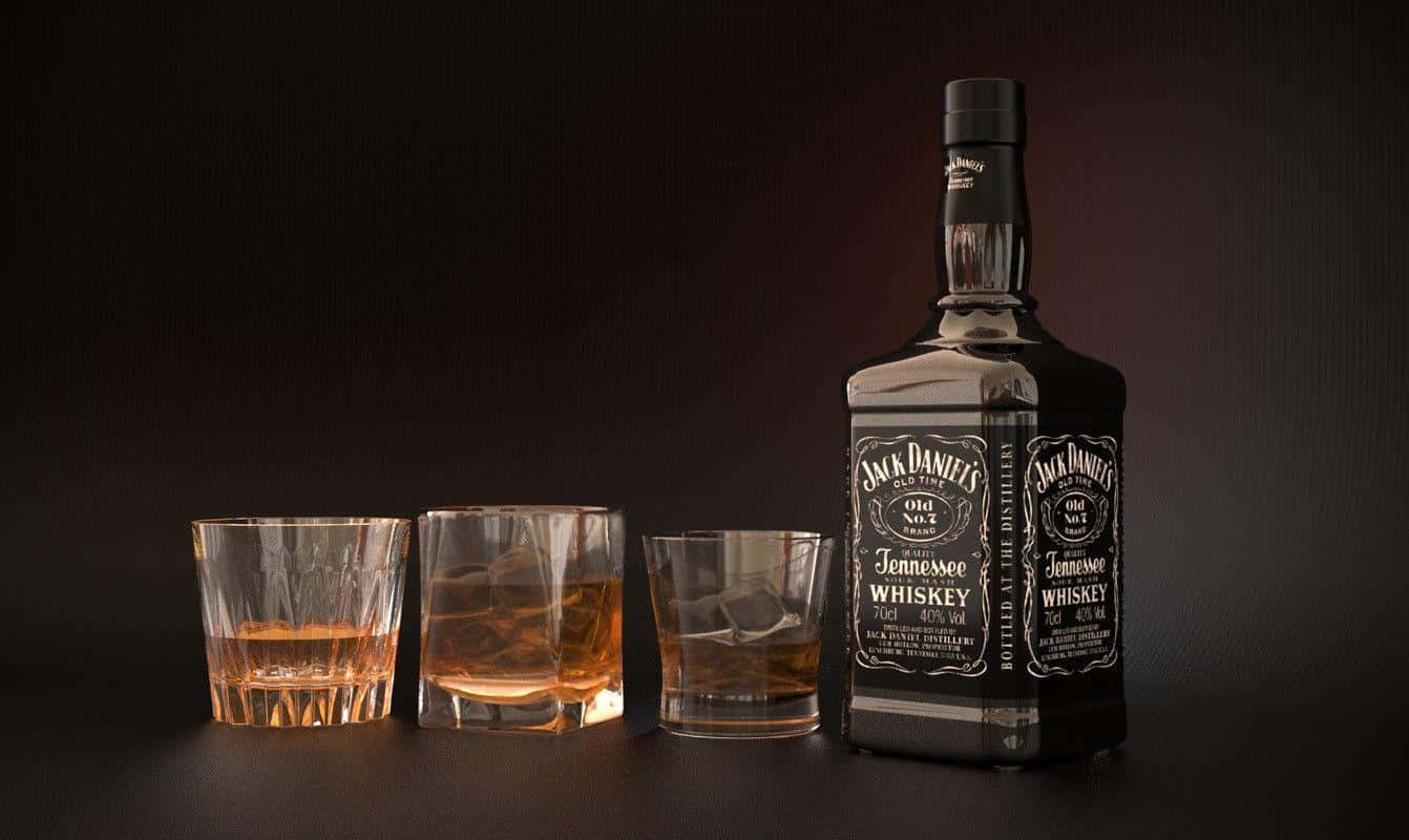 alcohol 桌布 壁紙 — 一個時尚的黑色Jack Daniel's田納西威士忌酒瓶，旁邊有三個裝滿琥珀色液體和冰塊的玻璃杯，背景是深色紋理。