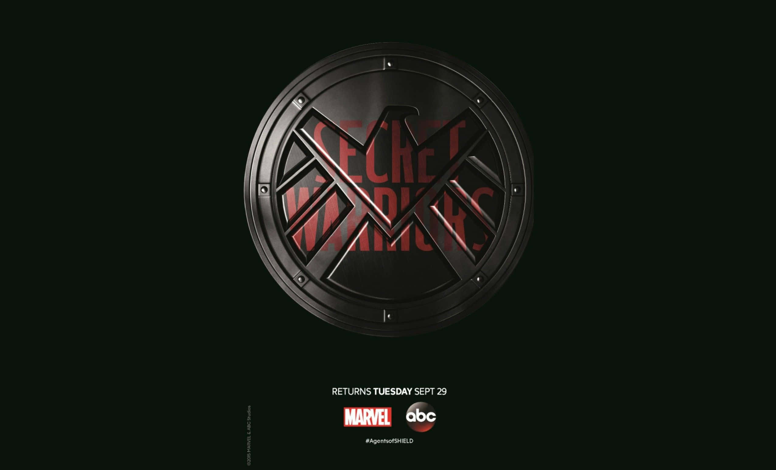 shield 桌布 壁紙 — 一個時尚的黑色圓形徽章，上面有紅色的「SECRET WARRIORS」文字和一個風格化的「X」，背景為深色。