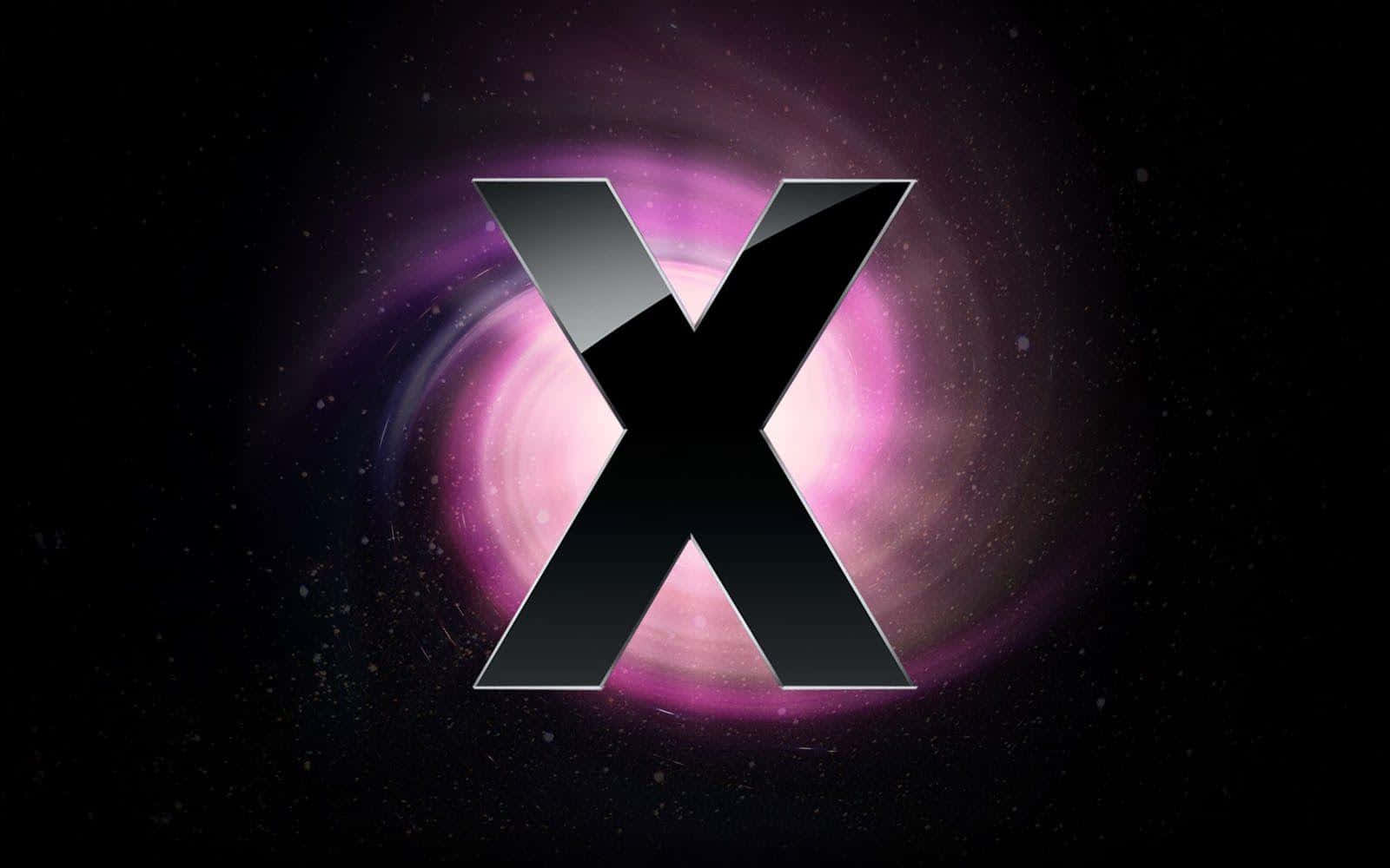 X 桌布 壁紙 — 一個時尚的黑色字母X，帶有金屬光澤，漂浮在旋轉的紫色和粉紅色宇宙星雲背景上。