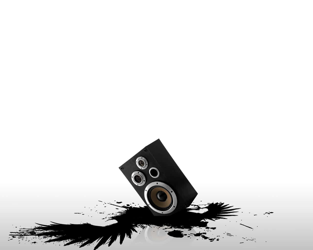 Speaker 桌布 壁紙 — 一個時尚的黑色揚聲器靠在純白色背景上，下方有戲劇性的黑色墨水飛濺。