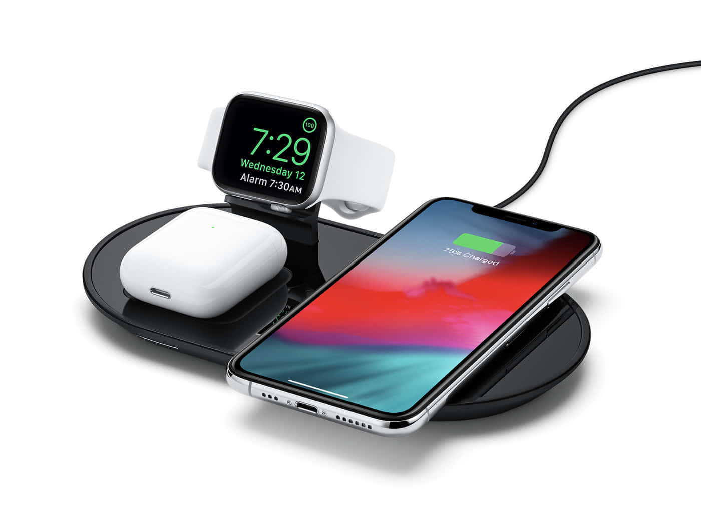 Wireless Charging 桌布 壁紙 — 一個時尚的黑色無線充電板，同時為智能手機、Apple Watch 和 AirPods 充電盒充電，背景為潔淨的白色。