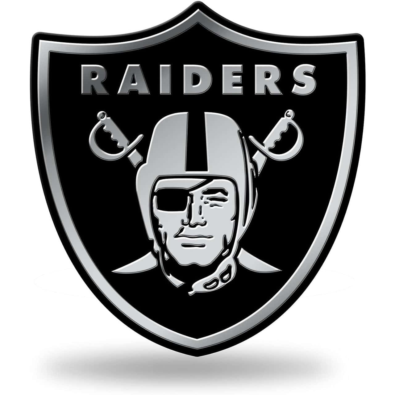 掠奪者 桌布 壁紙 — 一個時尚的黑銀色 Raiders 標誌，以頭盔戰士和交叉劍為特色，背景為純白色。