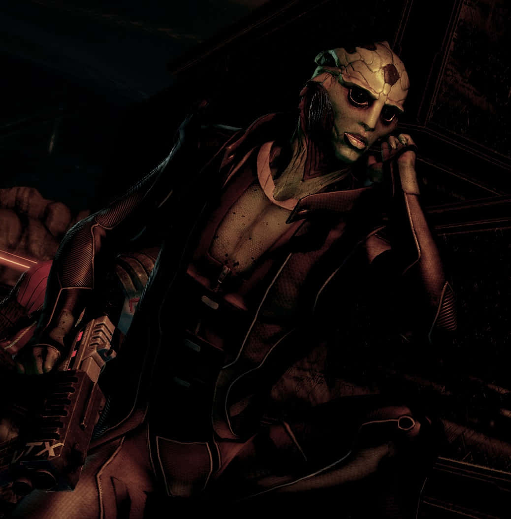 Thane Krios 桌布 壁紙 — 一個暗光照射的外星人，皮膚龜裂，眼睛發光，在陰暗的工業環境中手持武器。