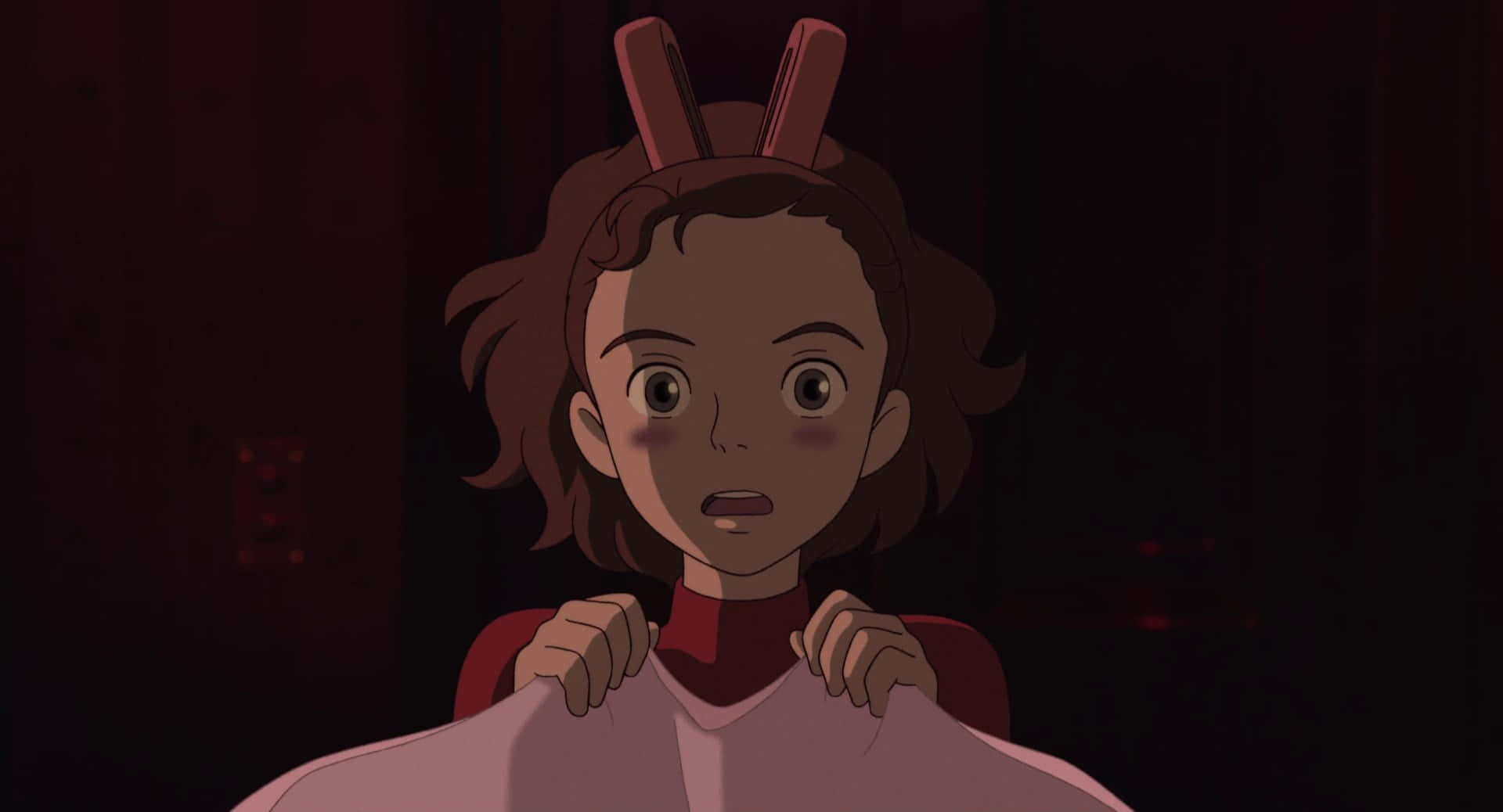 The Secret World Of Arrietty 桌布 壁紙 — 一個有兔耳嘅年輕女仔喺昏暗嘅房入面拎住一件粉紅色衫，睇起嚟好驚。