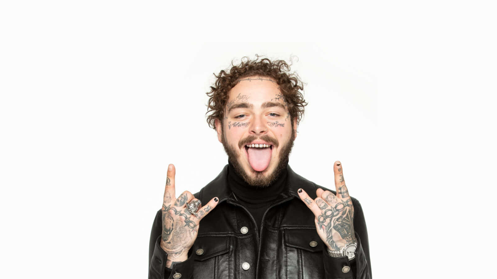 Post Malone 桌布 壁紙 — 一個有捲髮和面部紋身的男人，在純白色背景前伸出舌頭並做出搖滾手勢。