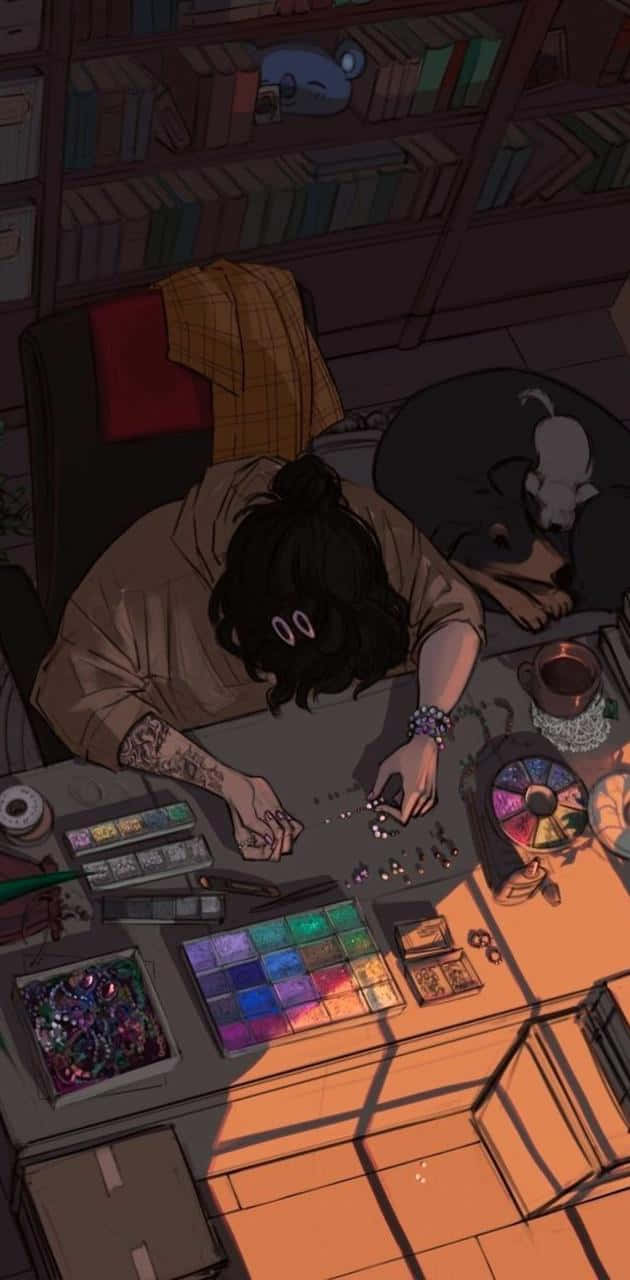 溫習 桌布 壁紙 — 一個有紋身和戴眼鏡的人，在一個舒適、燈光昏暗、有書架和一隻睡著的狗的房間裡，俯身在一張雜亂的桌子上整理閃粉。