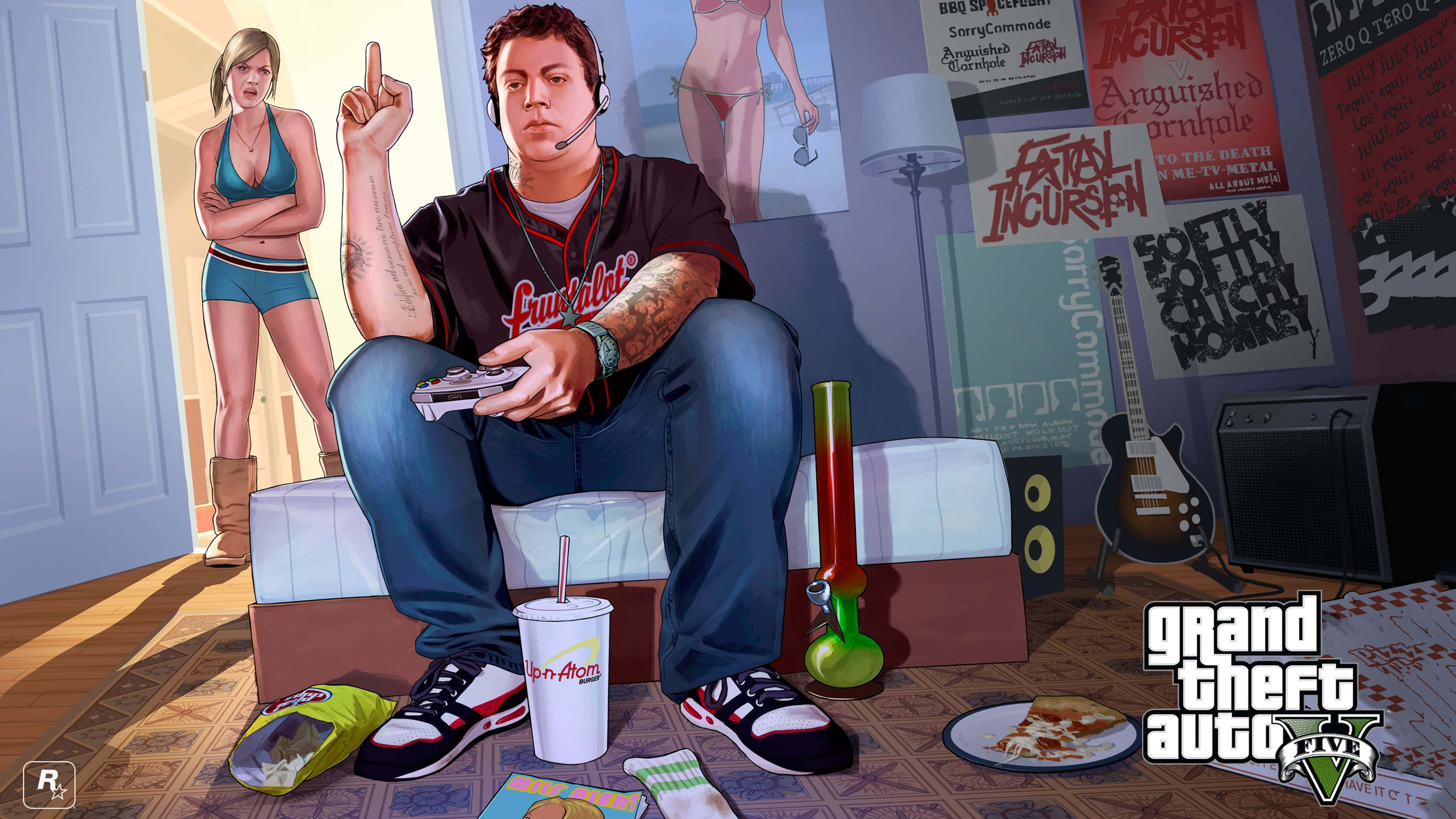 Gta V 4K 桌布 壁紙 — 一個有紋身的男人坐在沙發上玩電子遊戲，而一個穿著比基尼的女人站在門口。