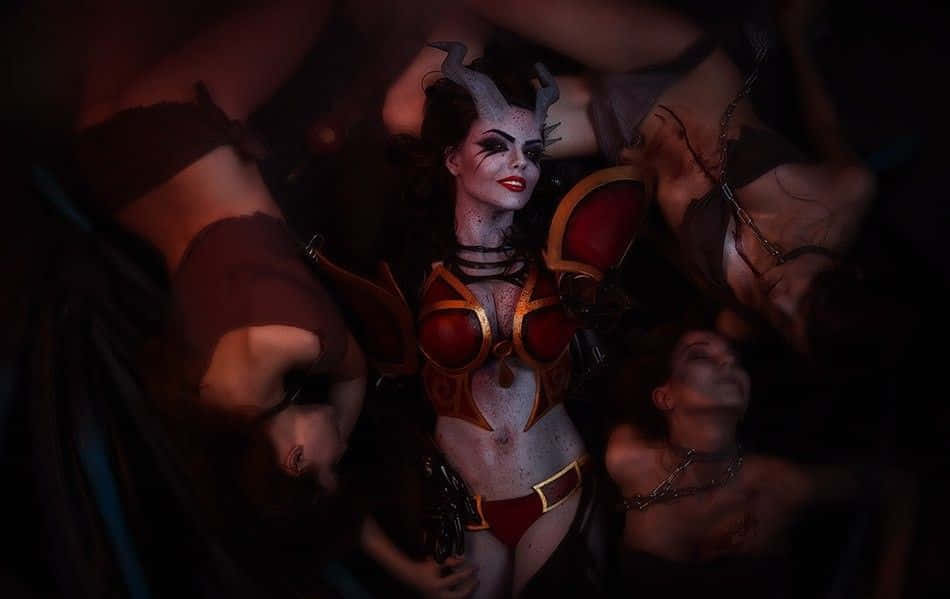 Queen Of Pain 桌布 壁紙 — 一個有角、身穿紅色盔甲嘅惡魔女人企喺黑暗陰影環境中，周圍係失去知覺嘅人物。