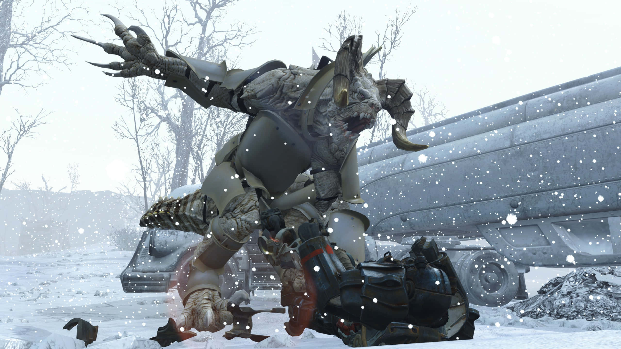 Deathclaw 桌布 壁紙 — 一個有角和爪的可怕裝甲怪物在雪地荒原上，喺一架生鏽嘅坦克旁邊襲擊一個倒低嘅士兵。