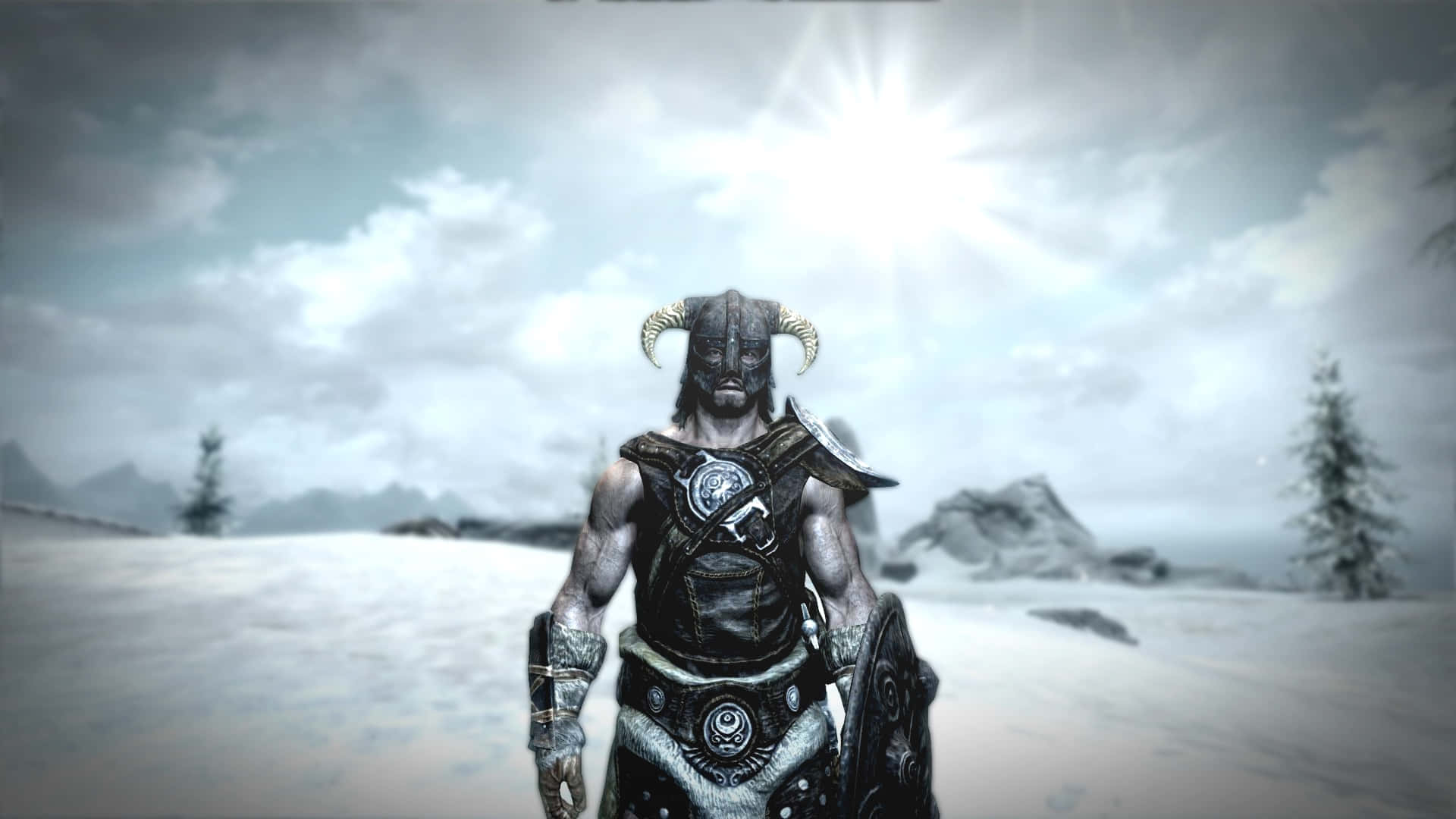 dovahkiin 桌布 壁紙 — 一個有角的裝甲戰士站在雪地景觀中，明亮的陽光下，遠處有山脈和稀疏的樹木。
