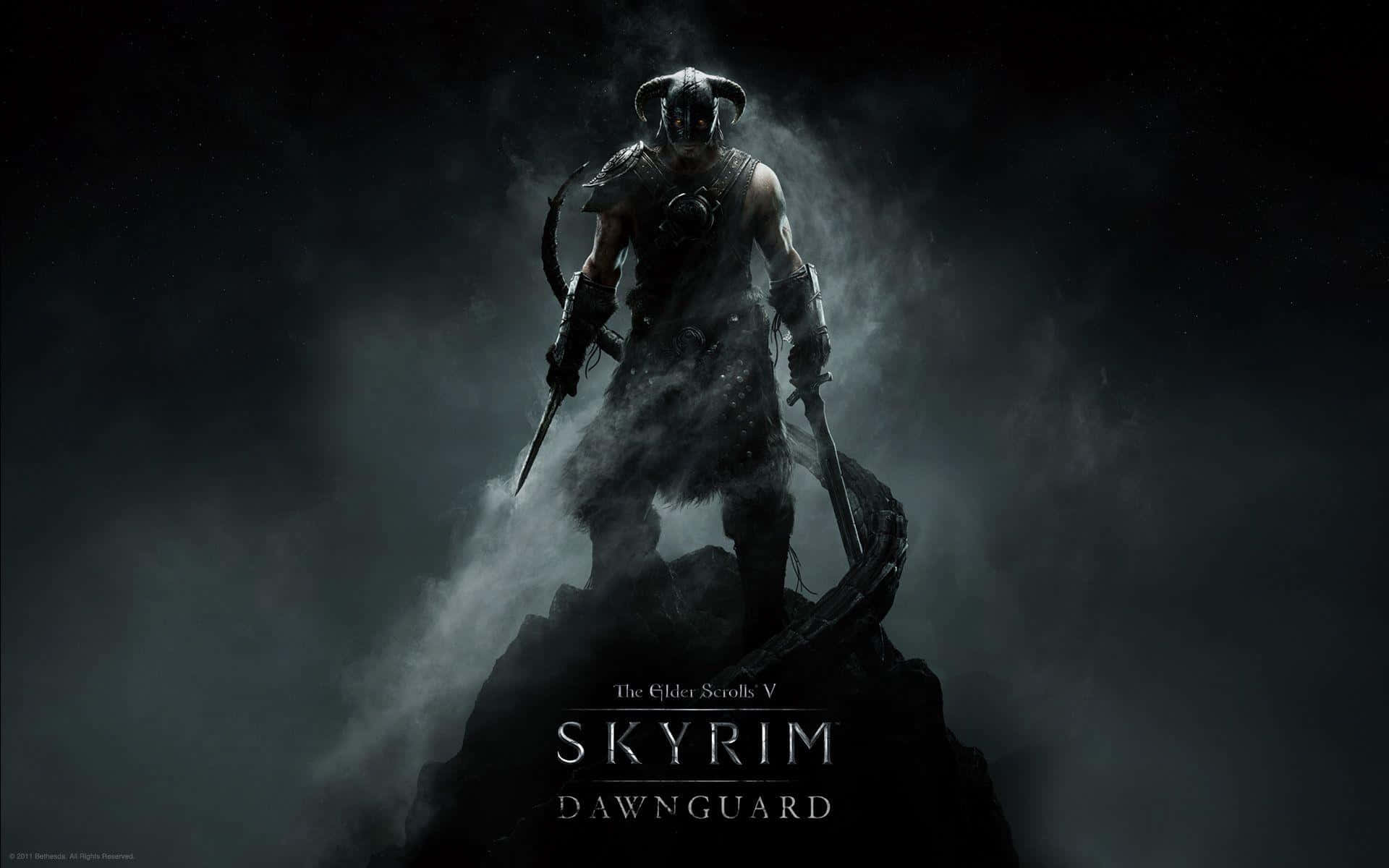 Skyrim Dawnguard 桌布 壁紙 — 一個有角的黑暗裝甲戰士站在霧氣繚繞的懸崖頂上，在陰沉天空下手持劍。