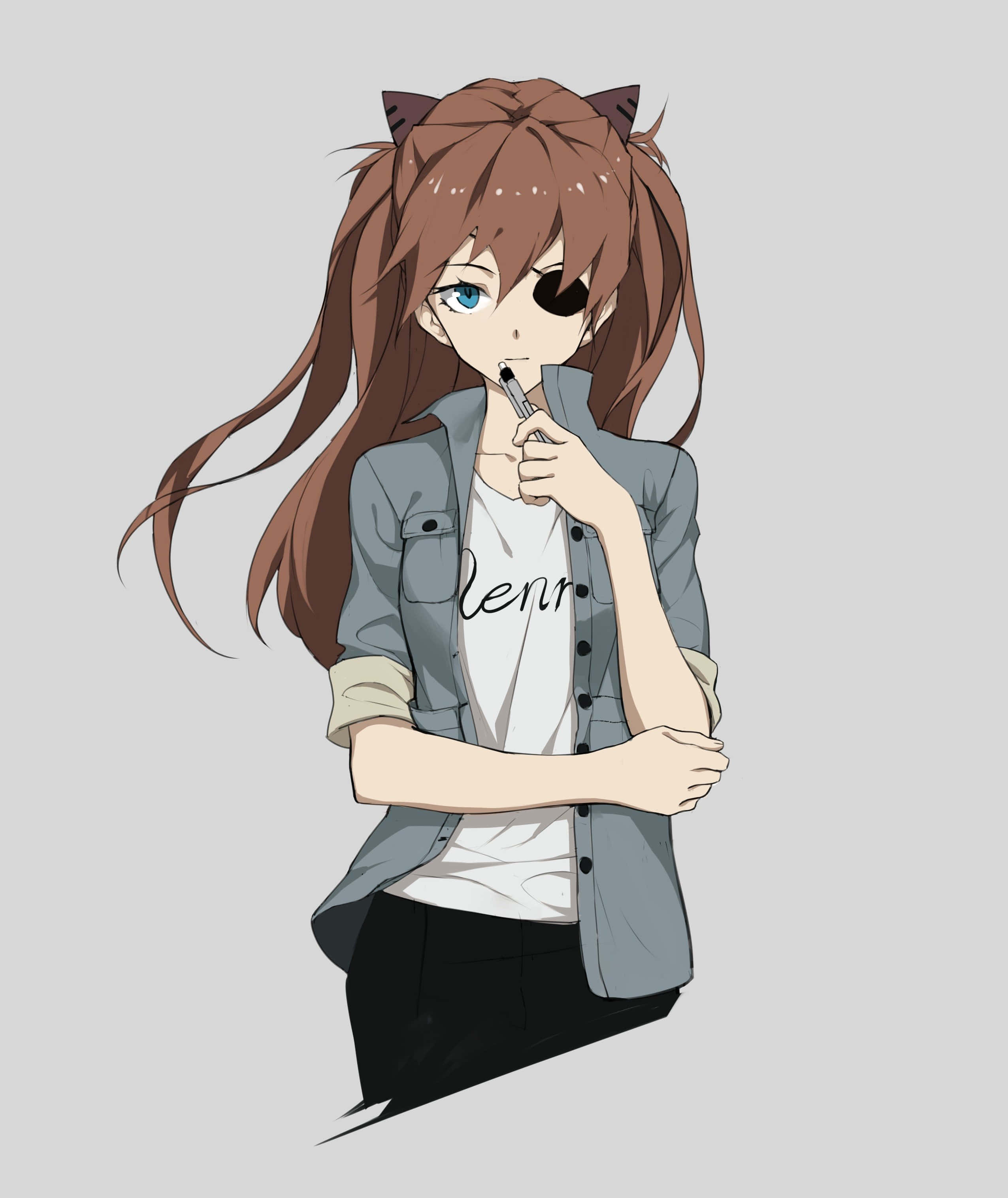 Asuka Langley Soryu 桌布 壁紙 — 一個有貓耳和單眼眼罩的動漫女孩，在純灰色背景前若有所思地拿著一支筆。