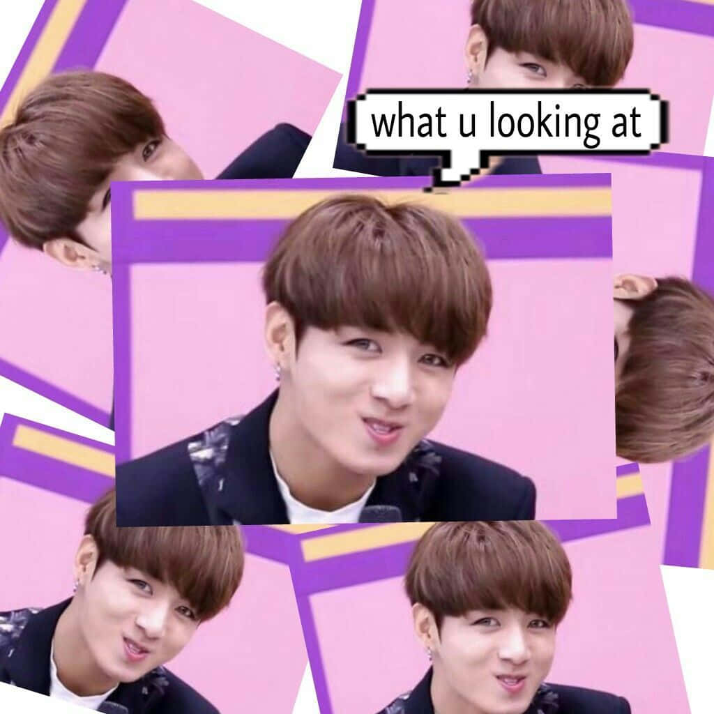 Bts Meme 桌布 壁紙 — 一個有趣的拼貼畫，描繪一位棕色頭髮的年輕男子在粉紅色和紫色幾何背景上頑皮地微笑。