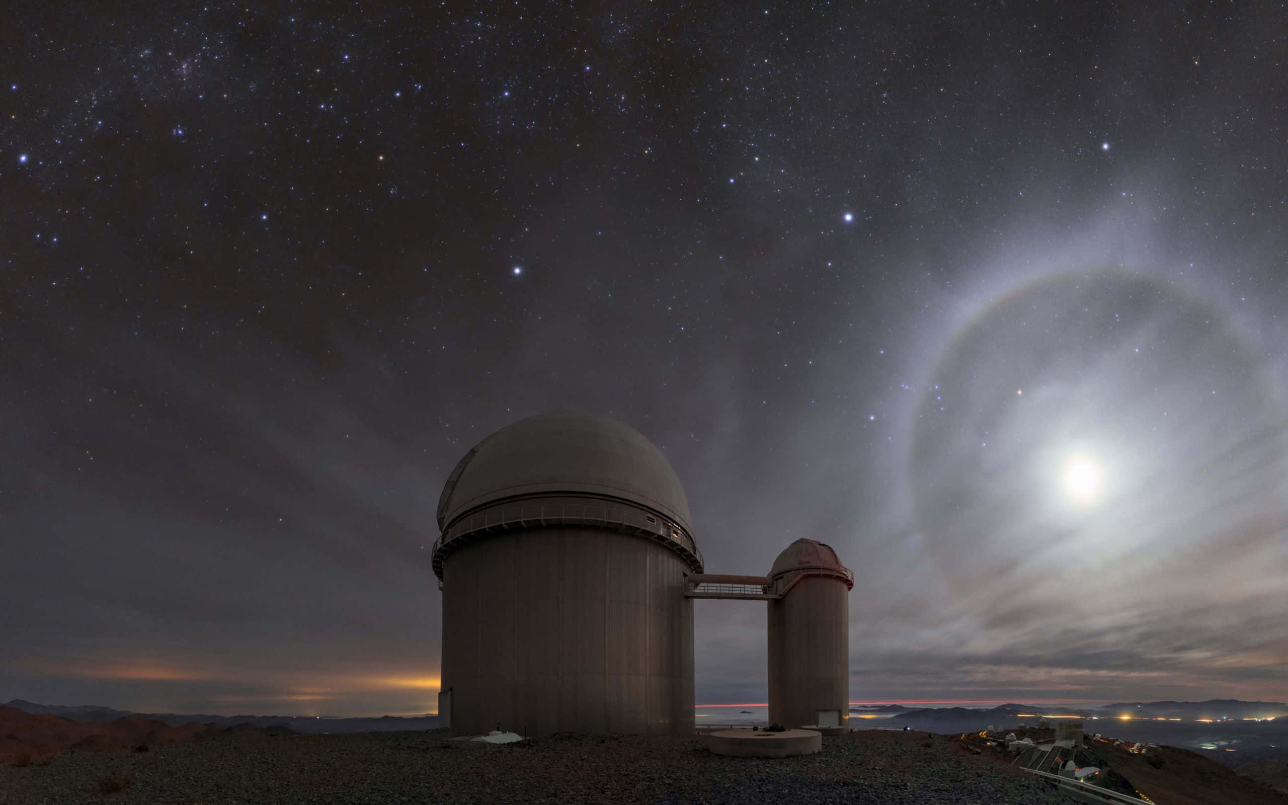 Space Observation 桌布 壁紙 — 一個望遠鏡圓頂矗立在沙漠山丘上，星空夜空下，明亮的月亮和發光的光環。