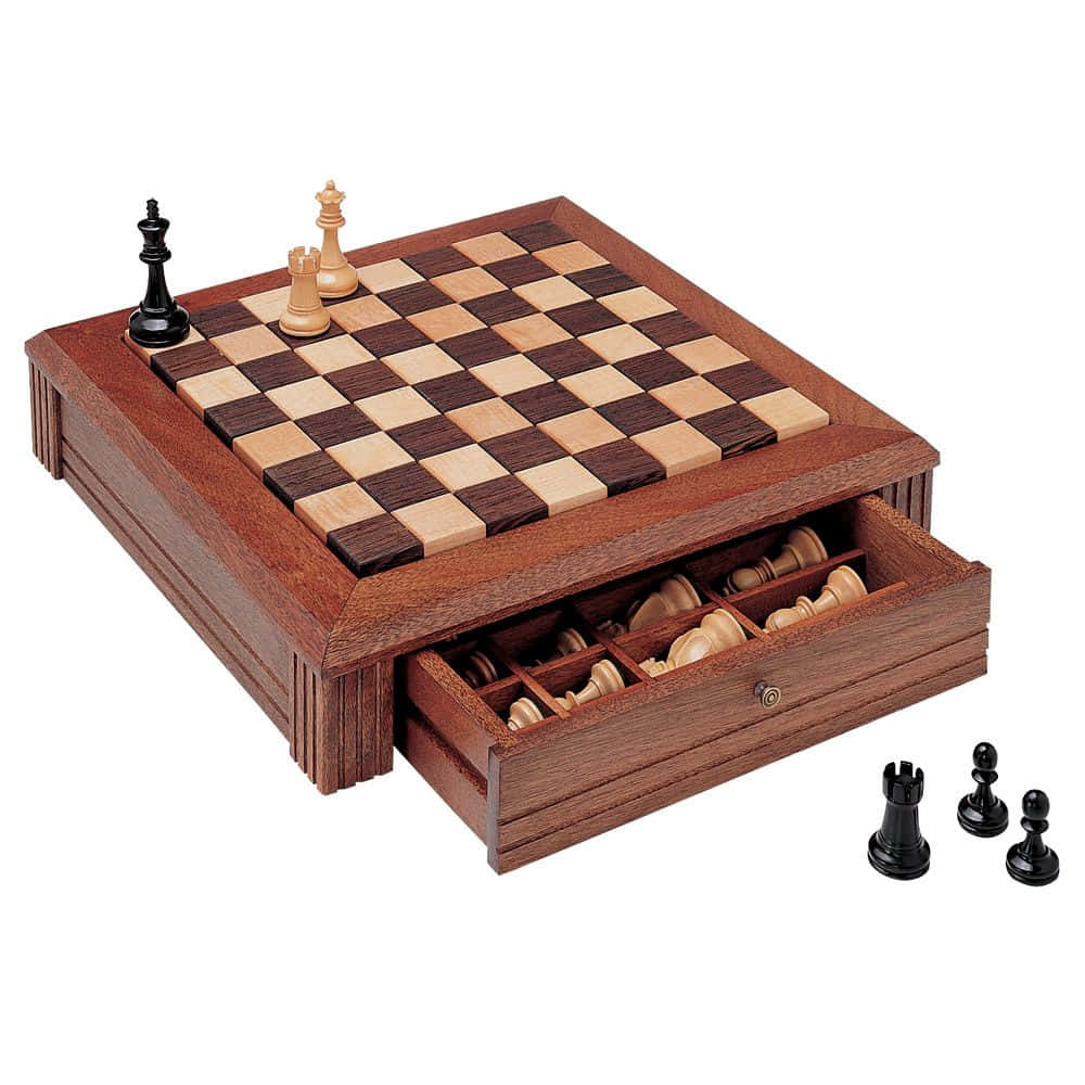 Chessboard 桌布 壁紙 — 一個木製國際象棋套裝，帶有棋盤格棋盤和儲物抽屜，在白色背景上放置棋子。