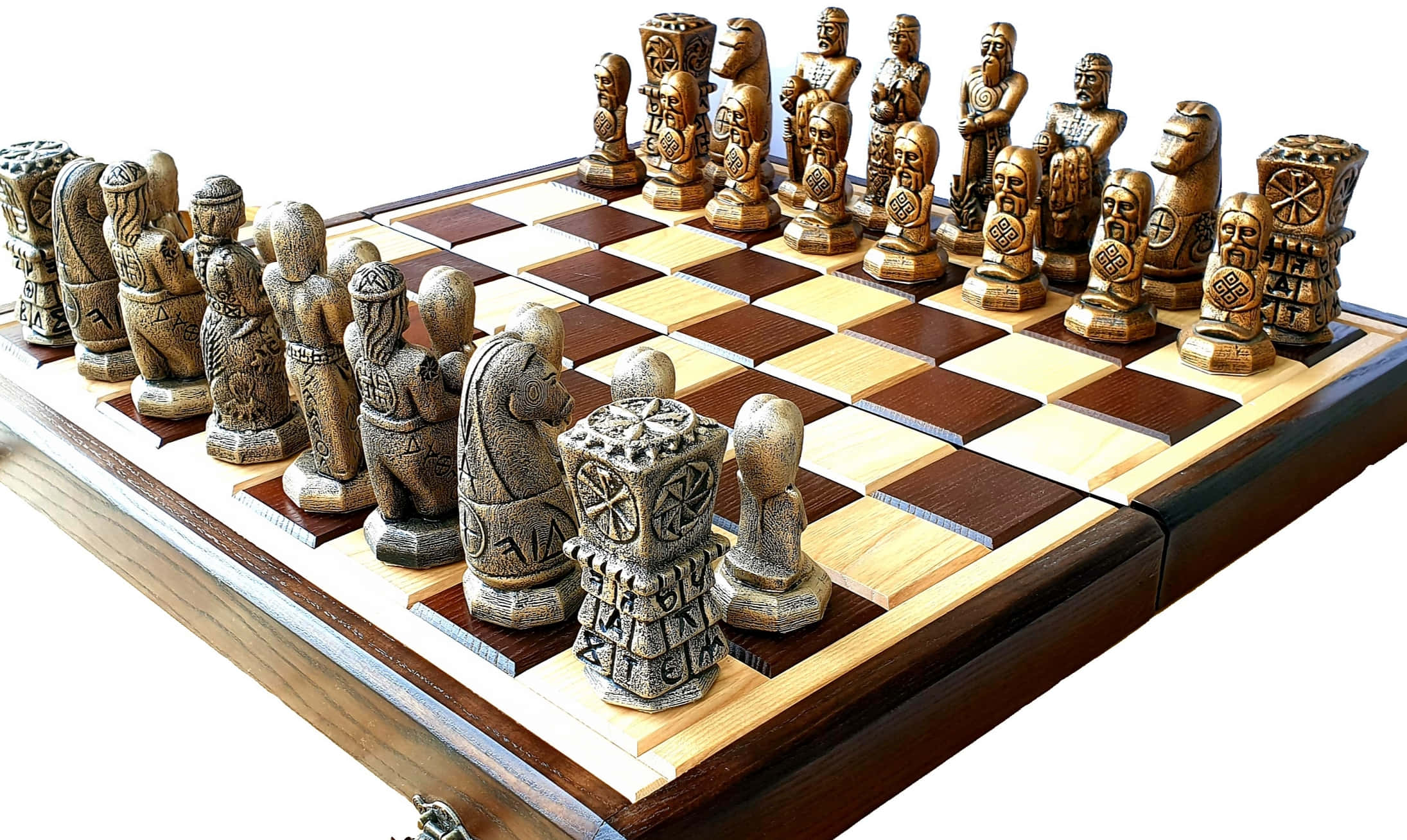 Chessboard 桌布 壁紙 — 一個木製國際象棋套裝，帶有精雕細琢的部落風格棋子，排列在拋光木板上，背景為白色。