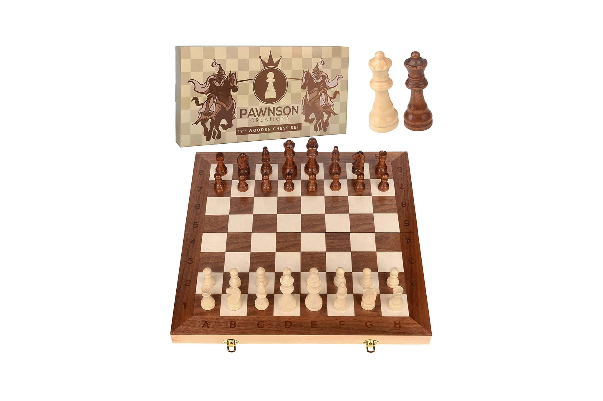 Chessboard 桌布 壁紙 — 一個木製國際象棋套裝，深色和淺色棋子排列在帶有標記行和列的棋盤上，旁邊是其品牌盒子。