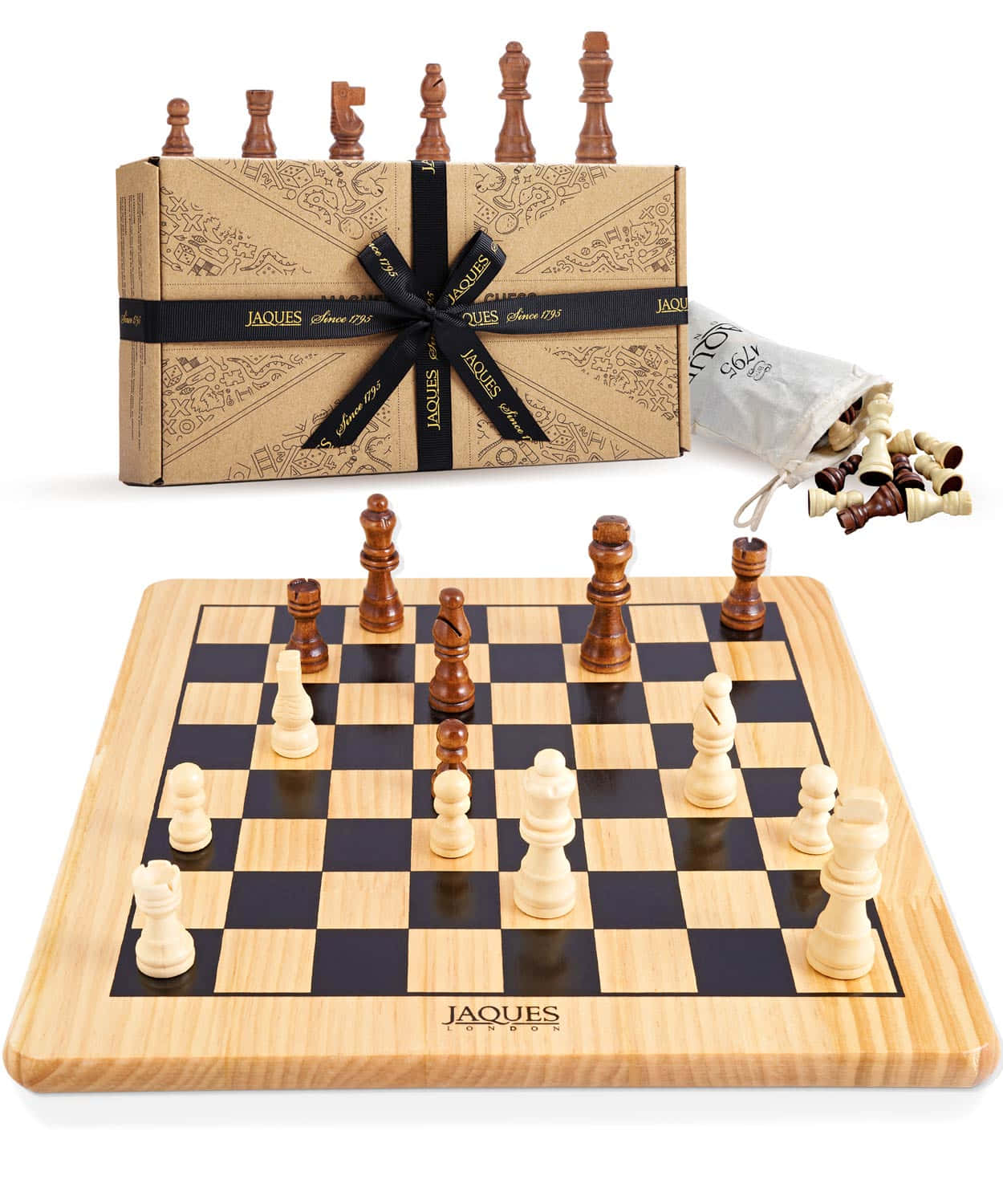 Chessboard 桌布 壁紙 — 一個木製國際象棋套裝，深色和淺色棋子排列在棋盤上，旁邊是其華麗的禮品盒和收納袋。