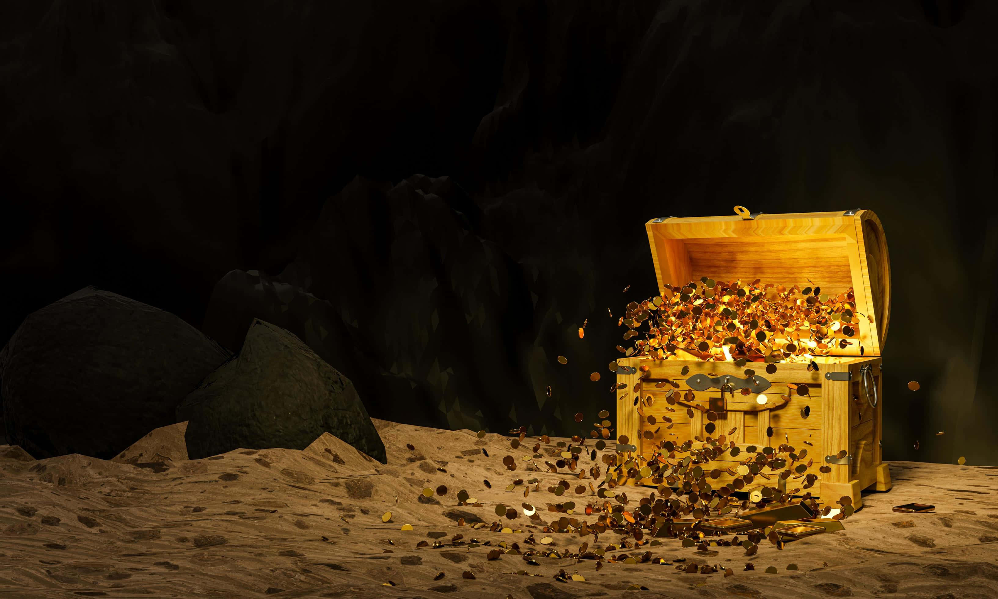Treasure 桌布 壁紙 — 一個木製寶箱裝滿金幣，在黑暗洞穴內的沙地上灑出財富。
