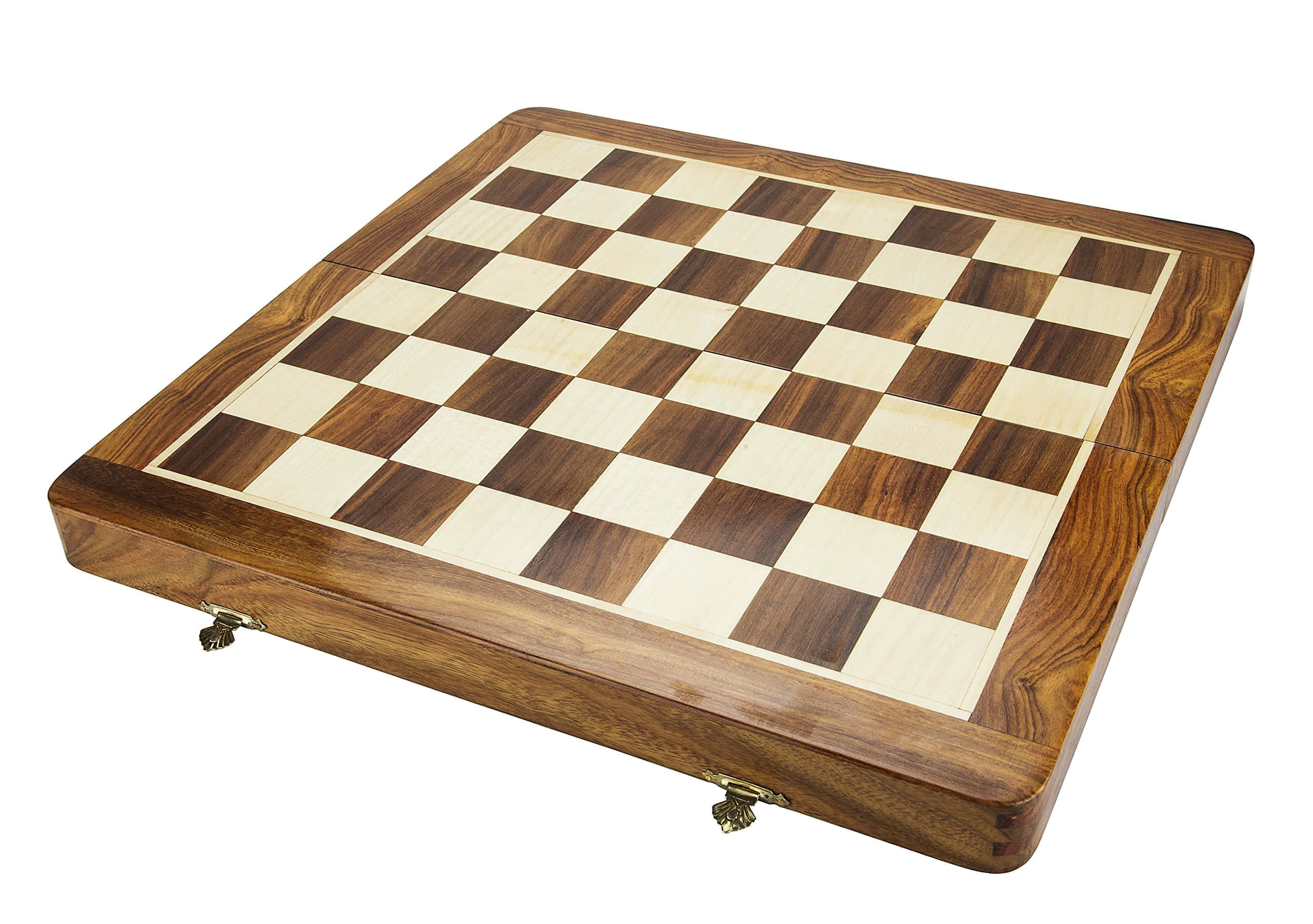Chessboard 桌布 壁紙 — 一個木製棋盤，有交替的深色和淺色方格，傾斜放置在白色背景上。